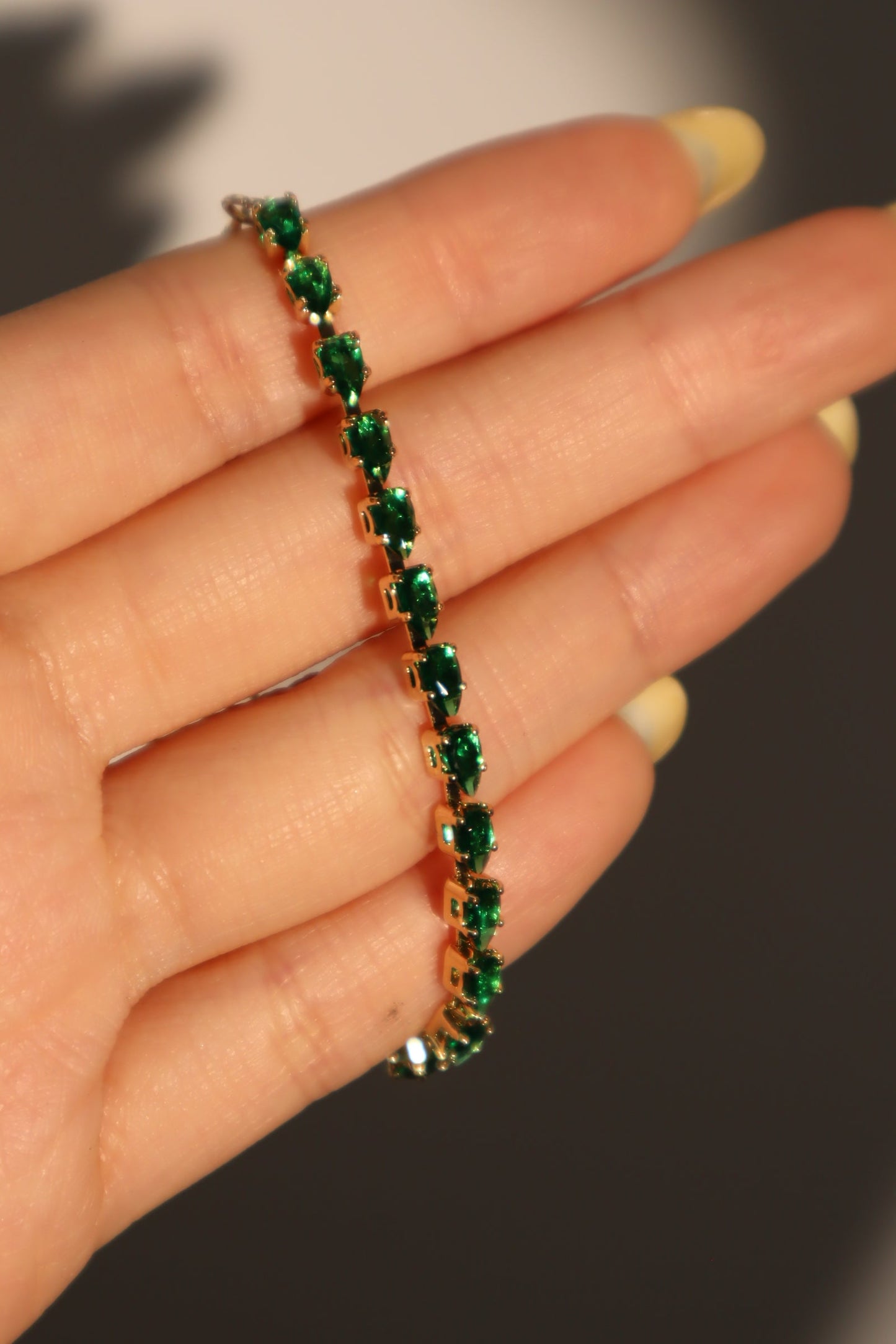 Pulsera con gema verde