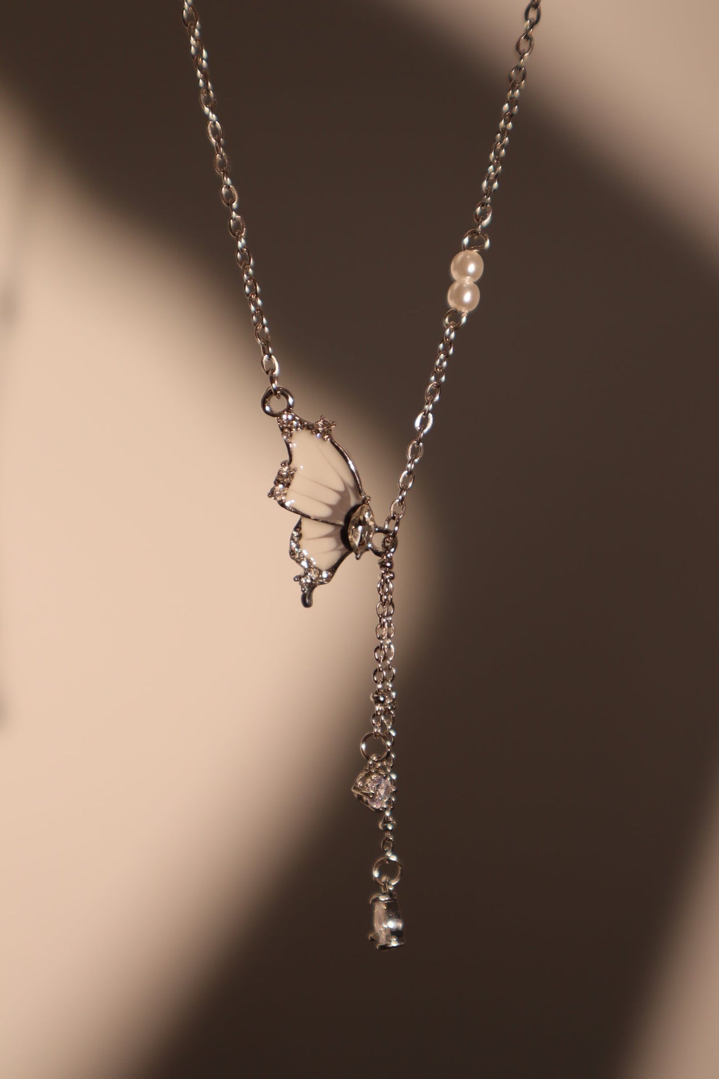 Collar de perlas con mariposa y diamantes