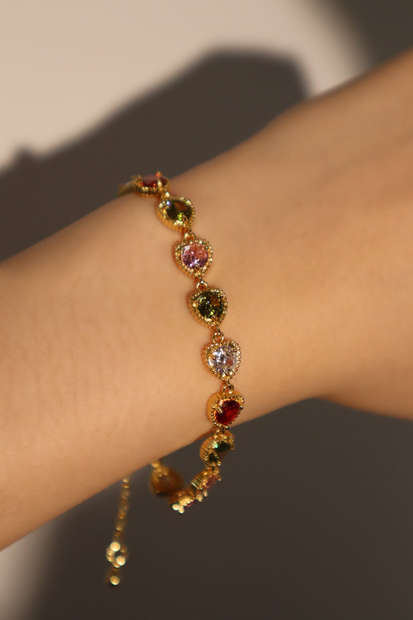 Pulsera con piedras preciosas de colores en forma de corazón