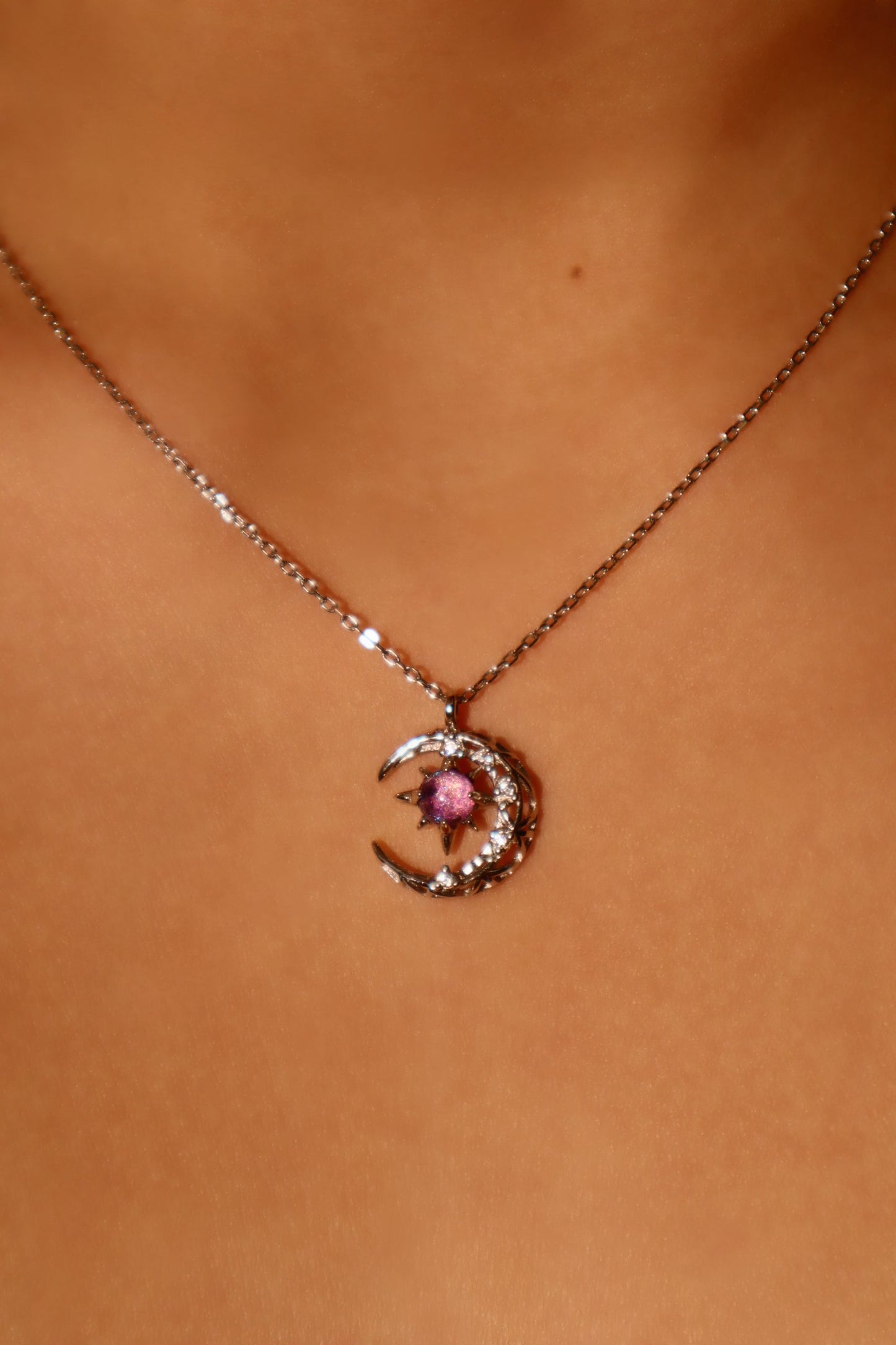 Collar con luna y gema con purpurina violeta