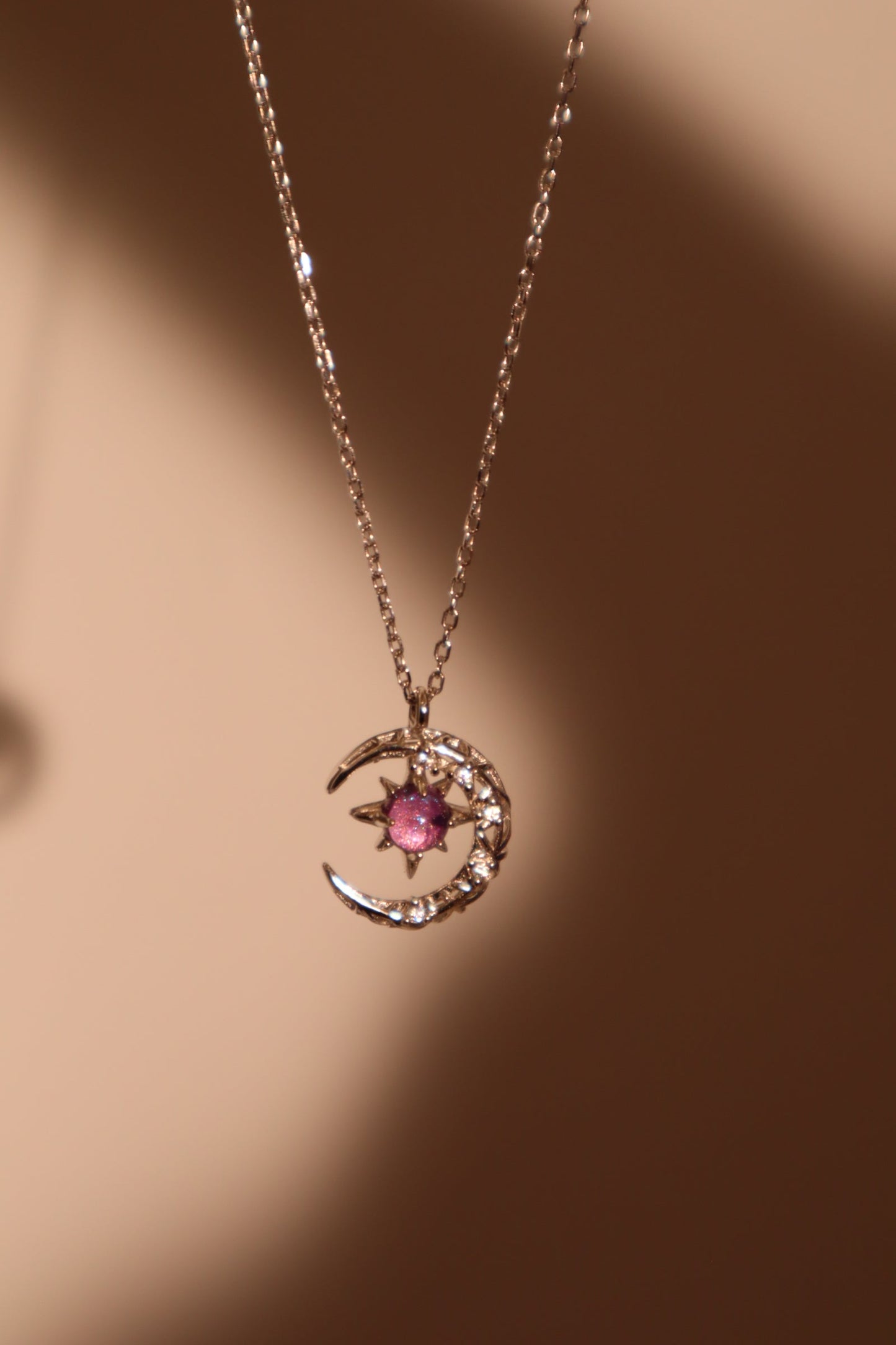 Collar con luna y gema con purpurina violeta