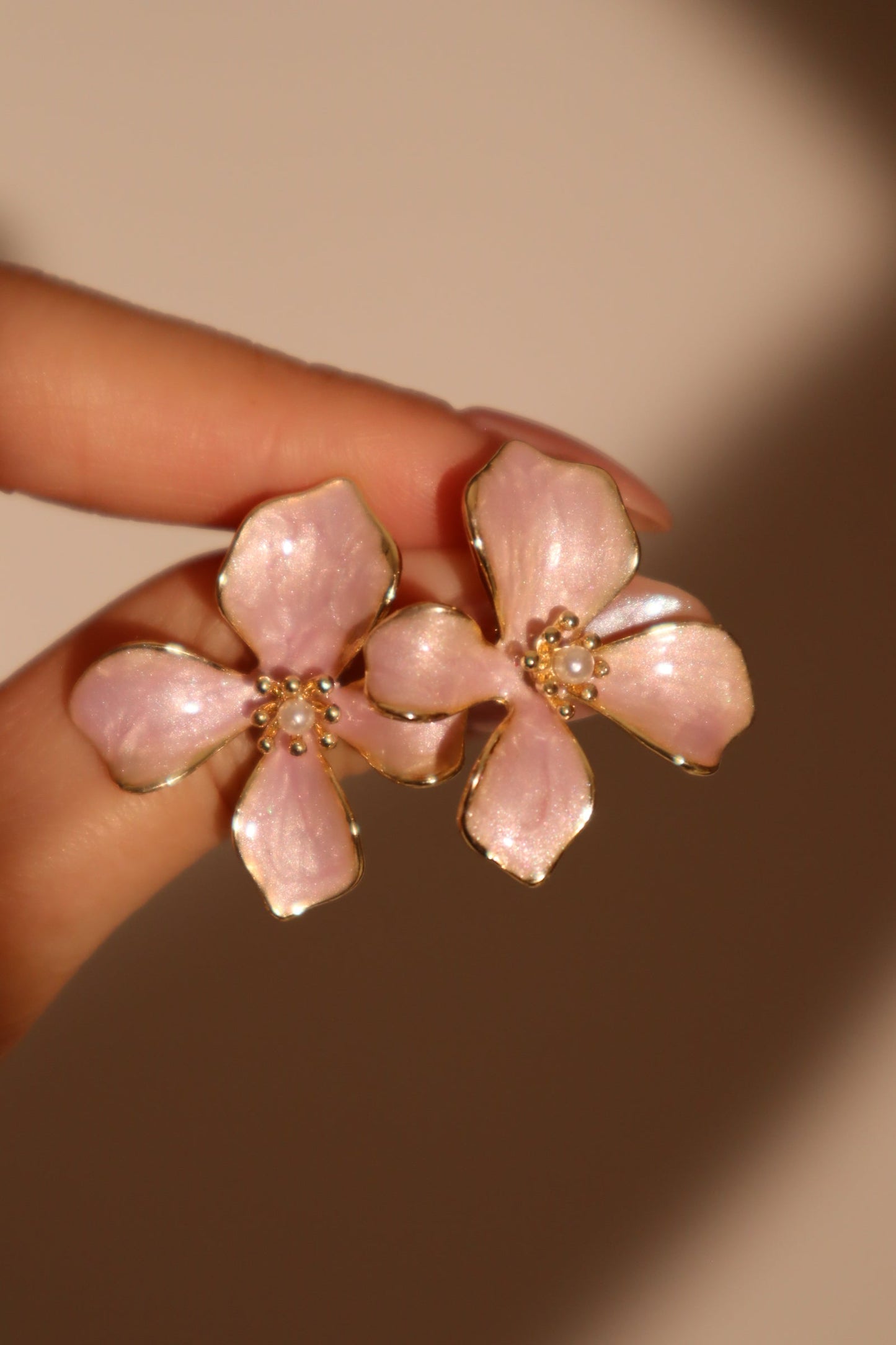 Aretes con forma de flor esmaltada