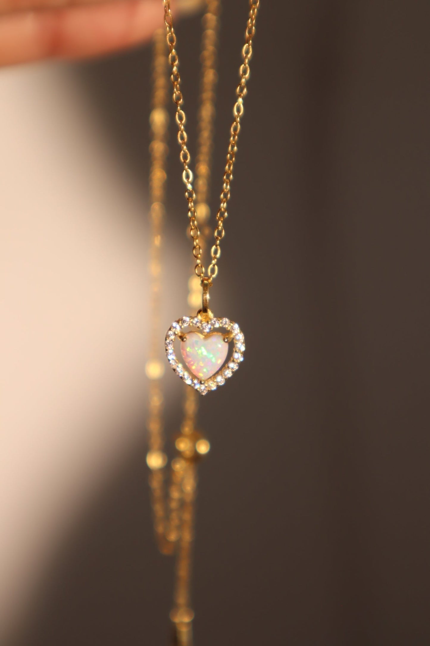 Collar en forma de corazón de ópalo blanco en vermeil