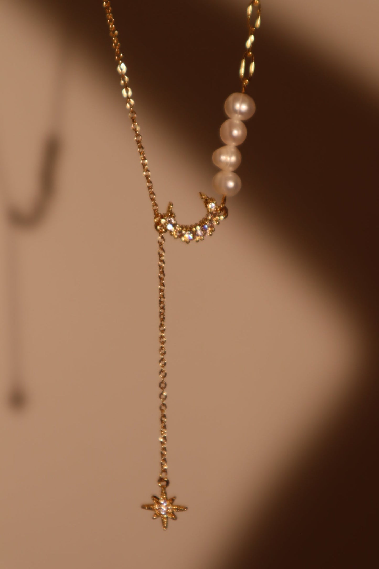 Collar de perlas, luna y estrella