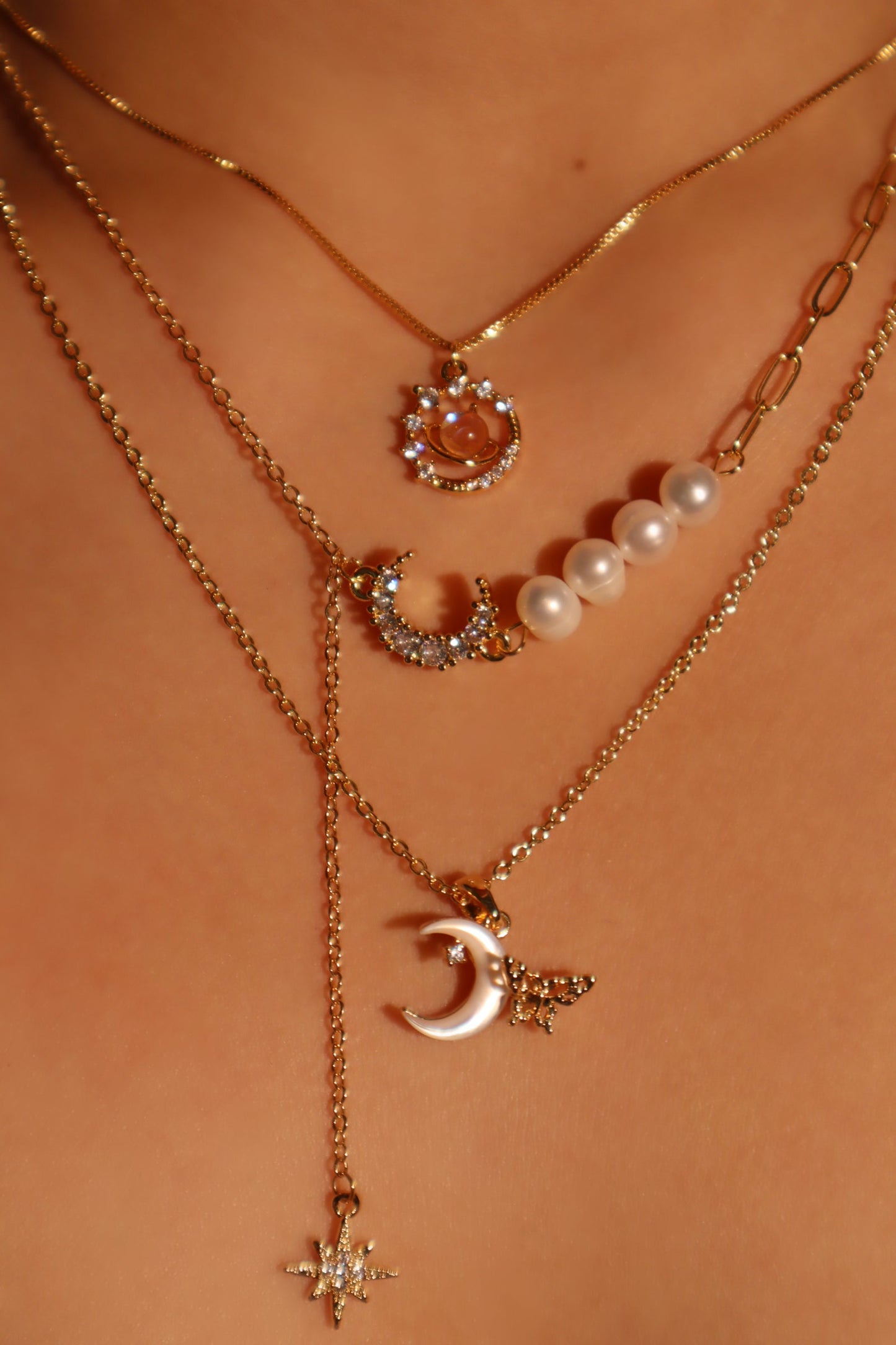 Collar de perlas, luna y estrella