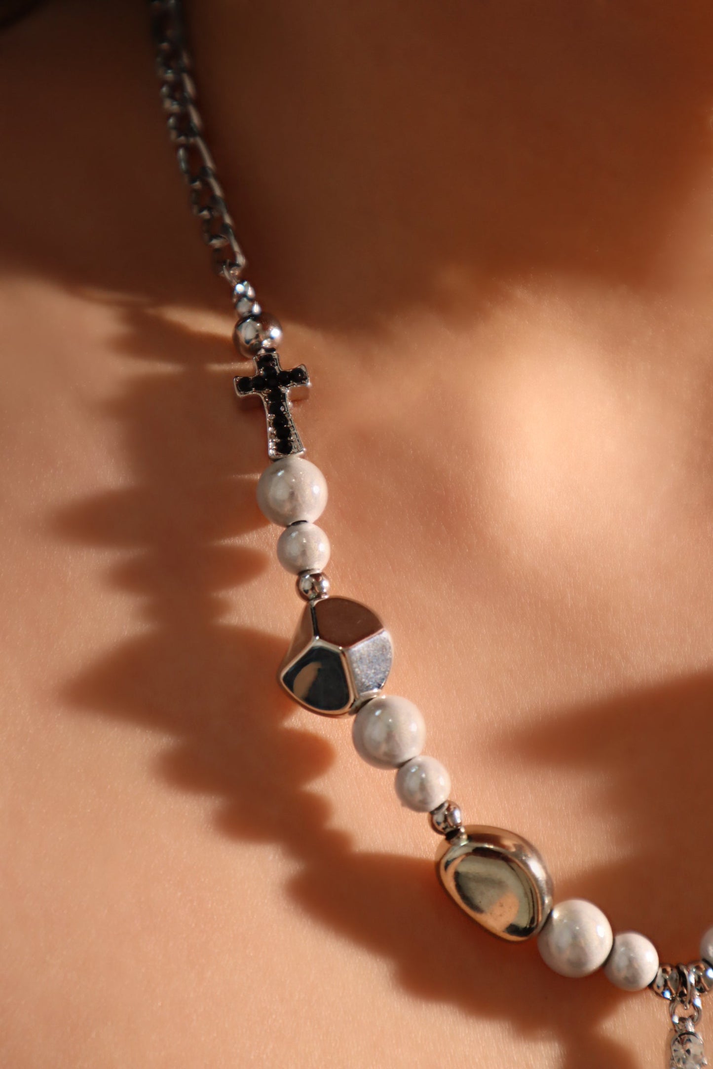 Collar con cruz de perlas brillantes