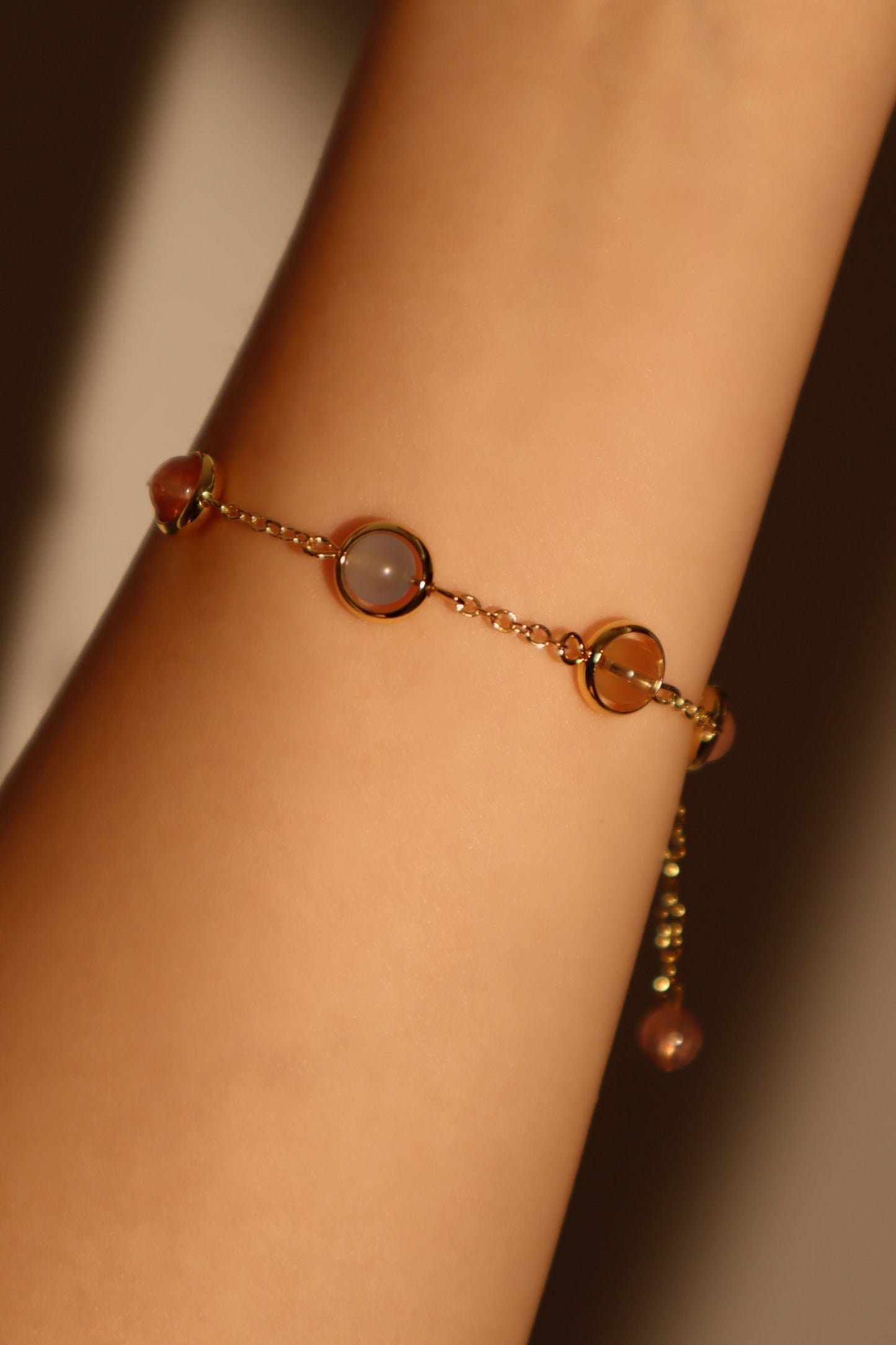 Pulsera con piedras de luna multicolores