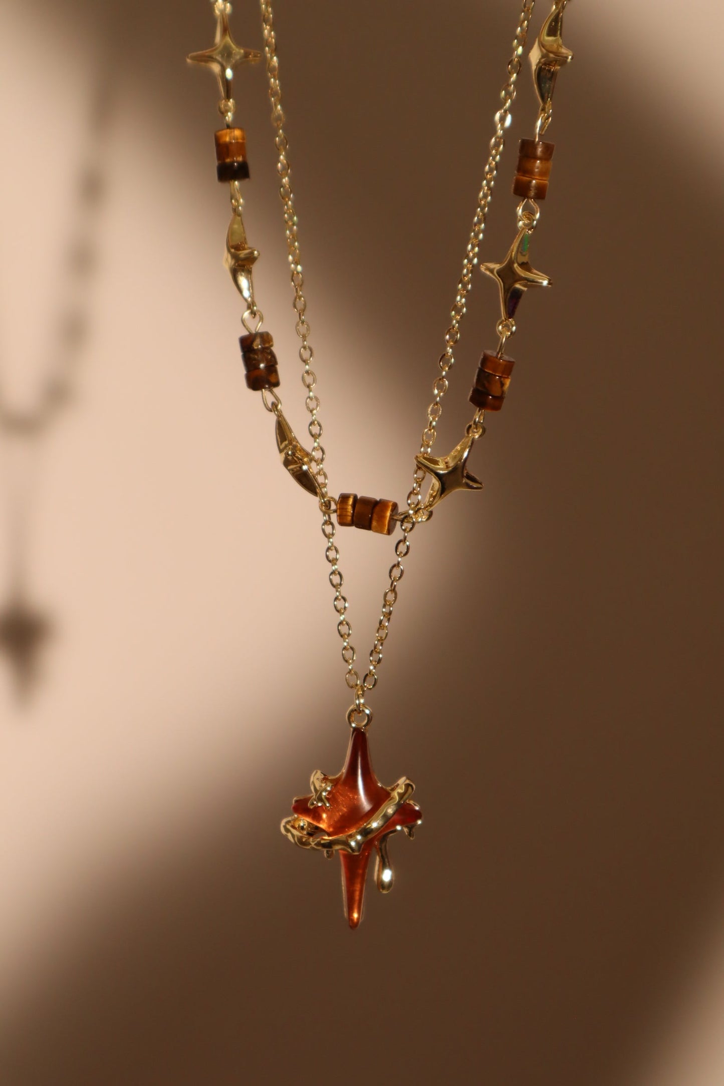 Collar con estrella marrón Tigerita