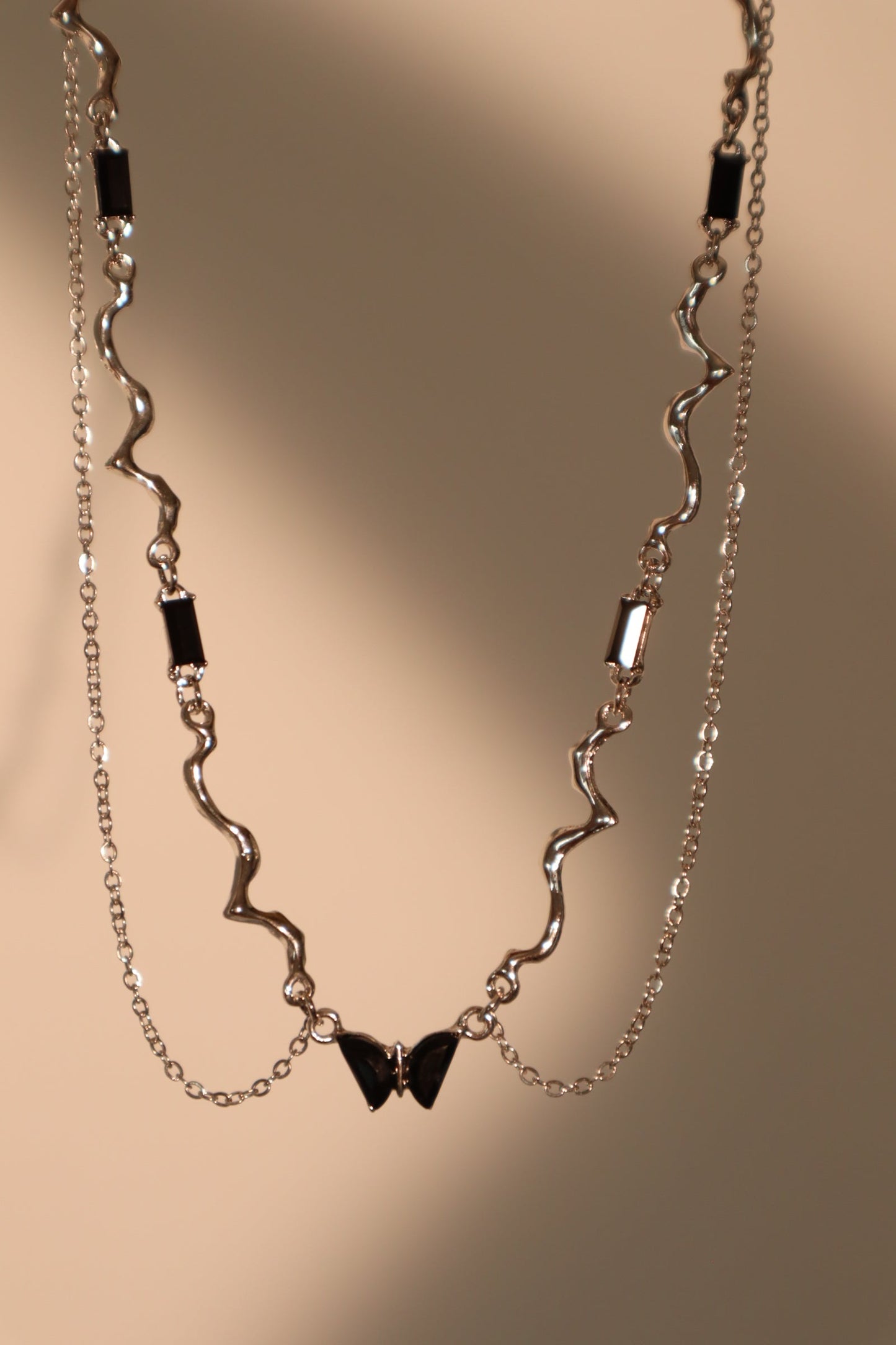 Collar con mariposa y gema negra