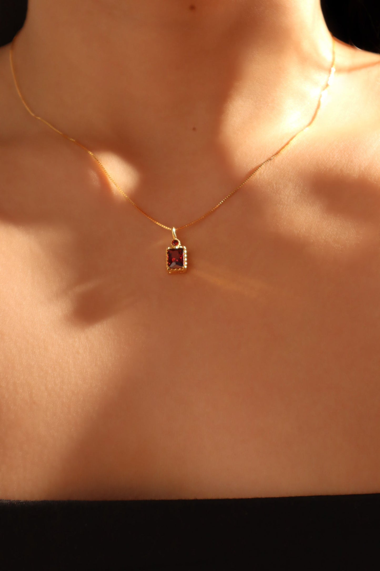 Collar con colgante con gema roja