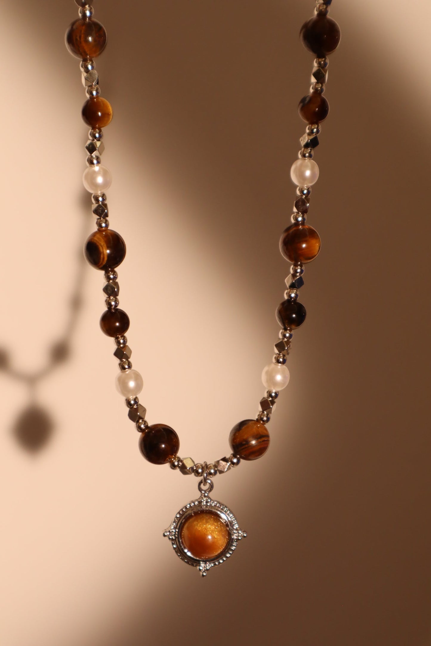 Collar con estrella de perlas marrones de tigerita