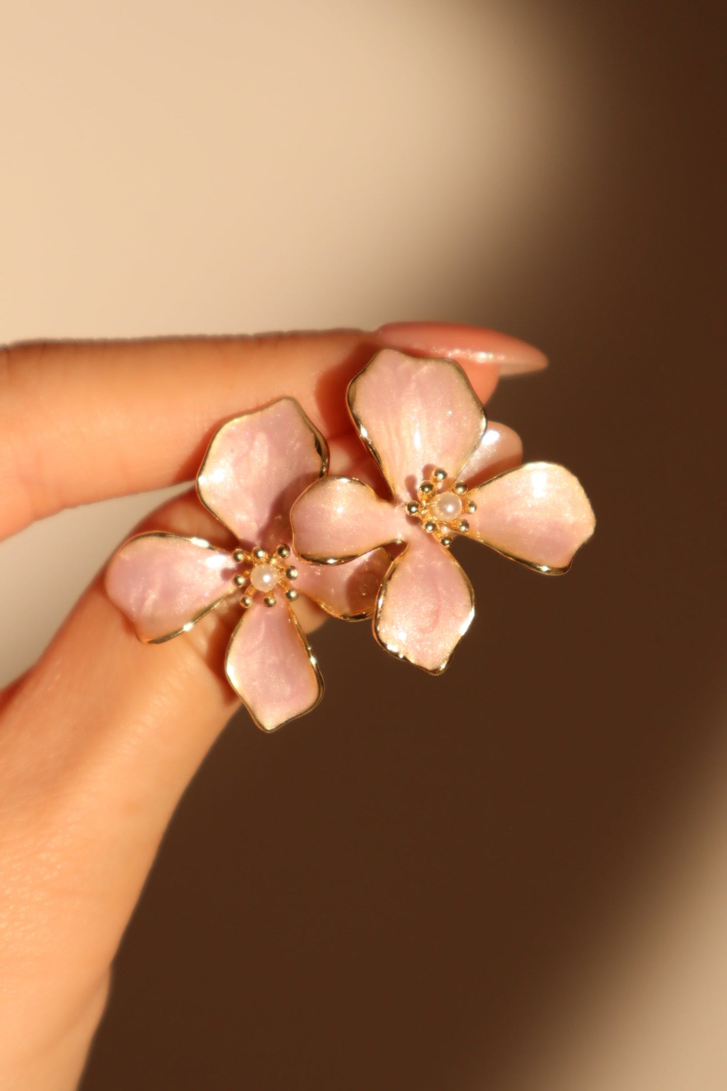 Aretes con forma de flor esmaltada