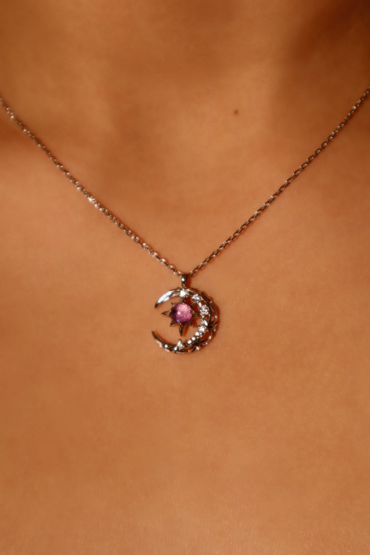 Collar con luna y gema con purpurina violeta