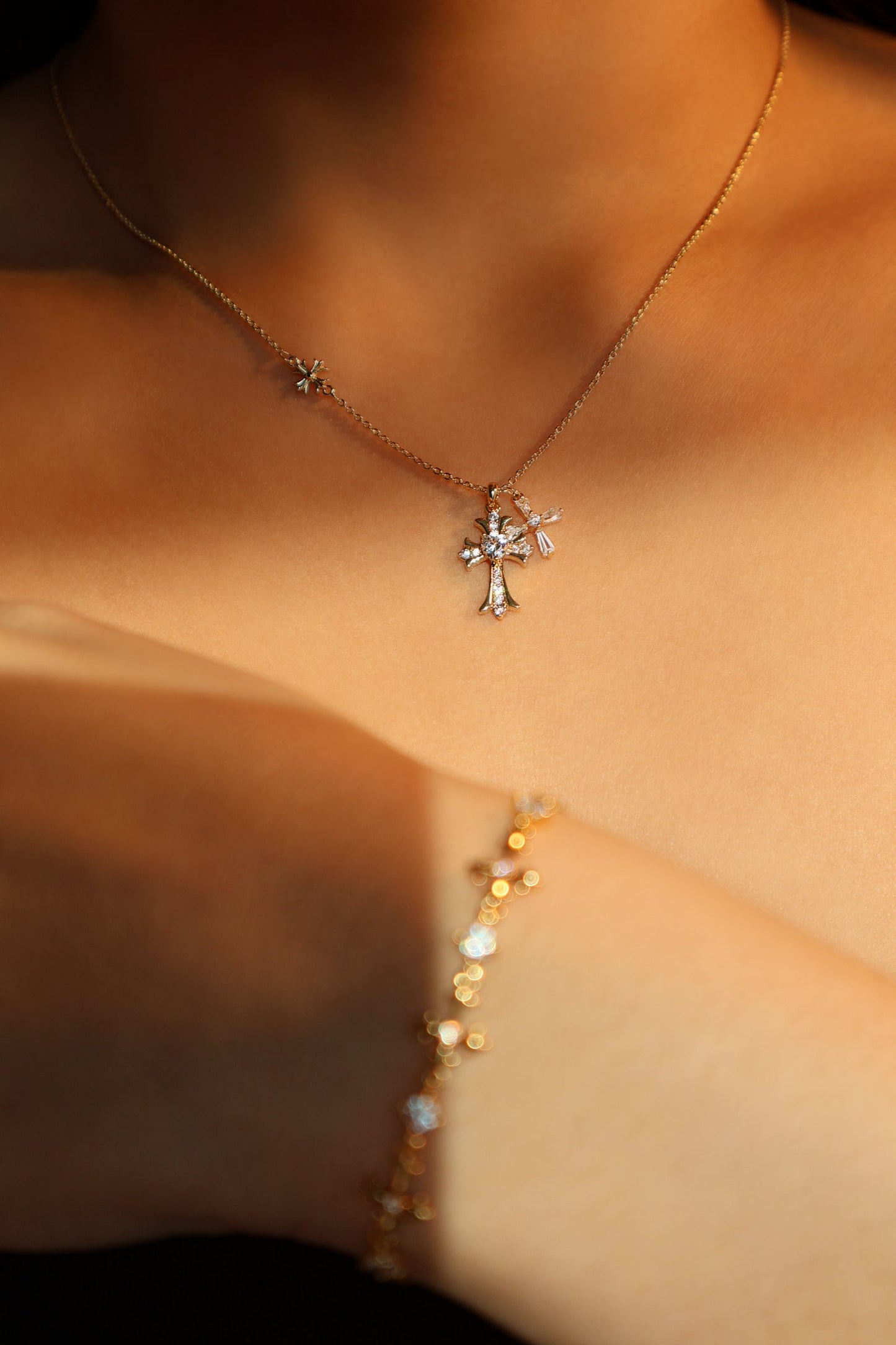 Pulsera con cruz de múltiples diamantes