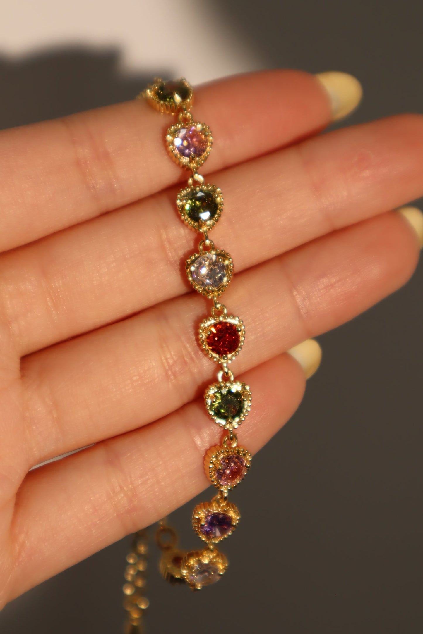 Pulsera con piedras preciosas de colores en forma de corazón