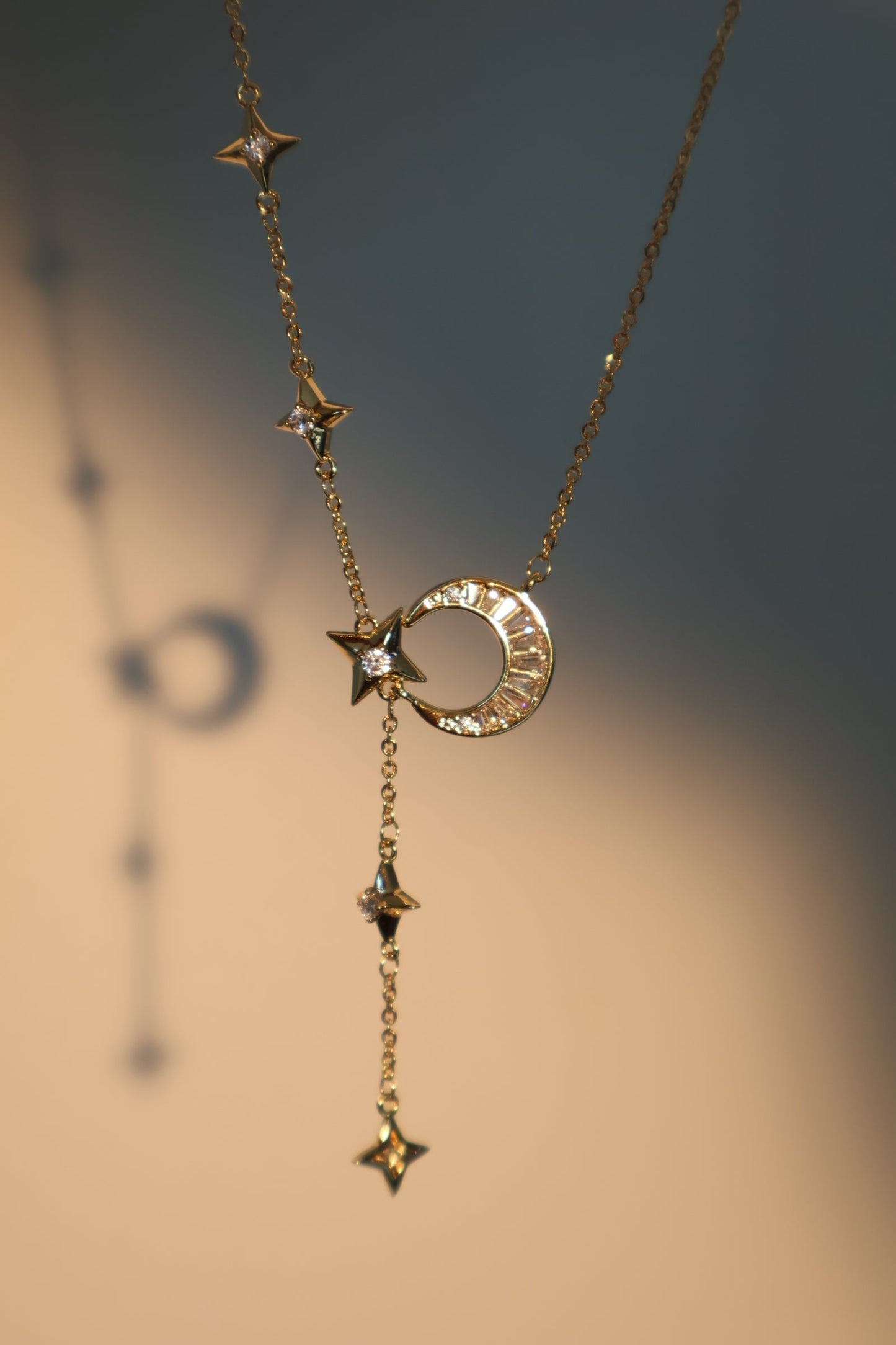 Collar con colgante de estrella y luna de diamantes