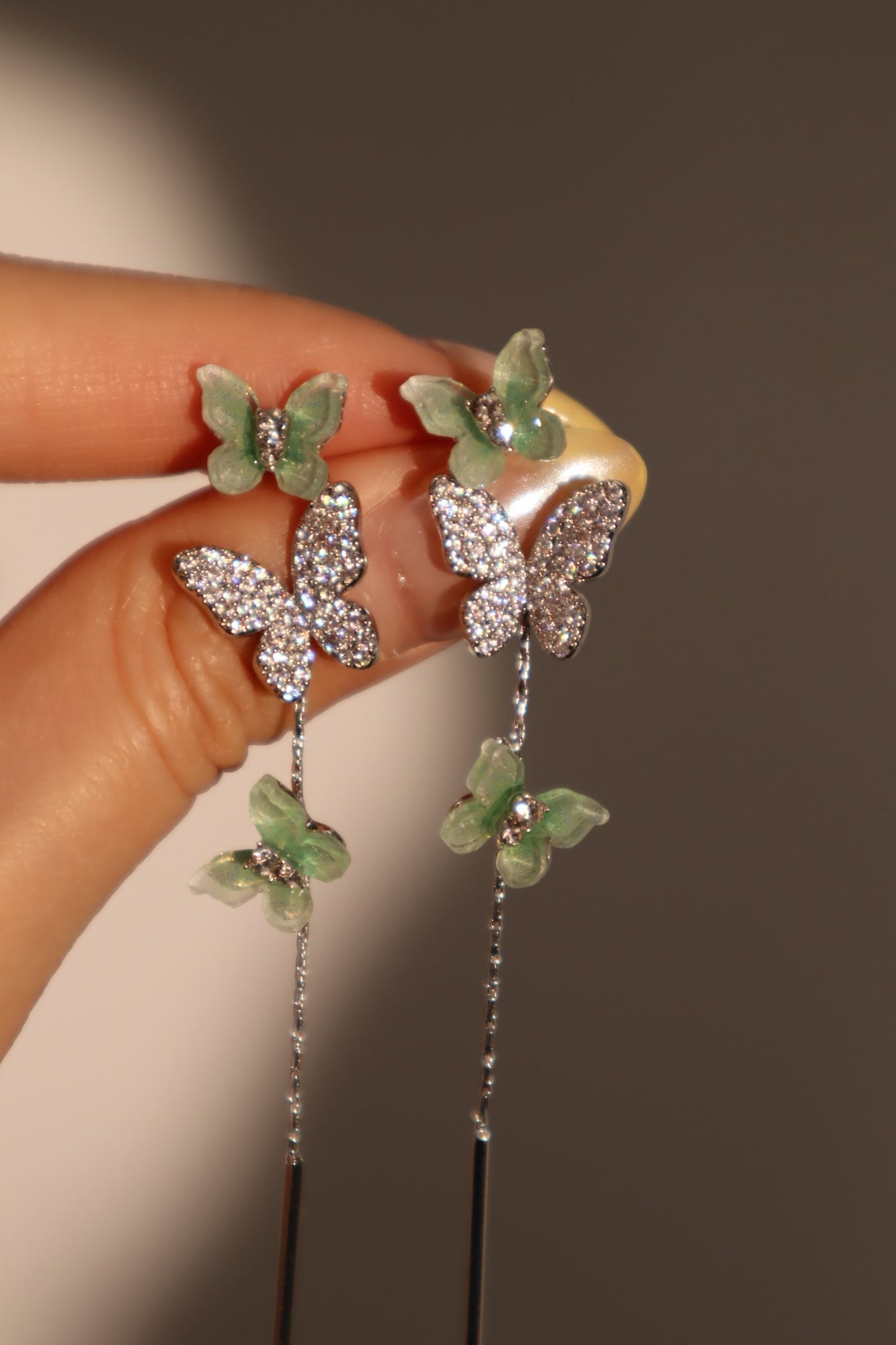 Aretes de mariposa verdes con diamantes