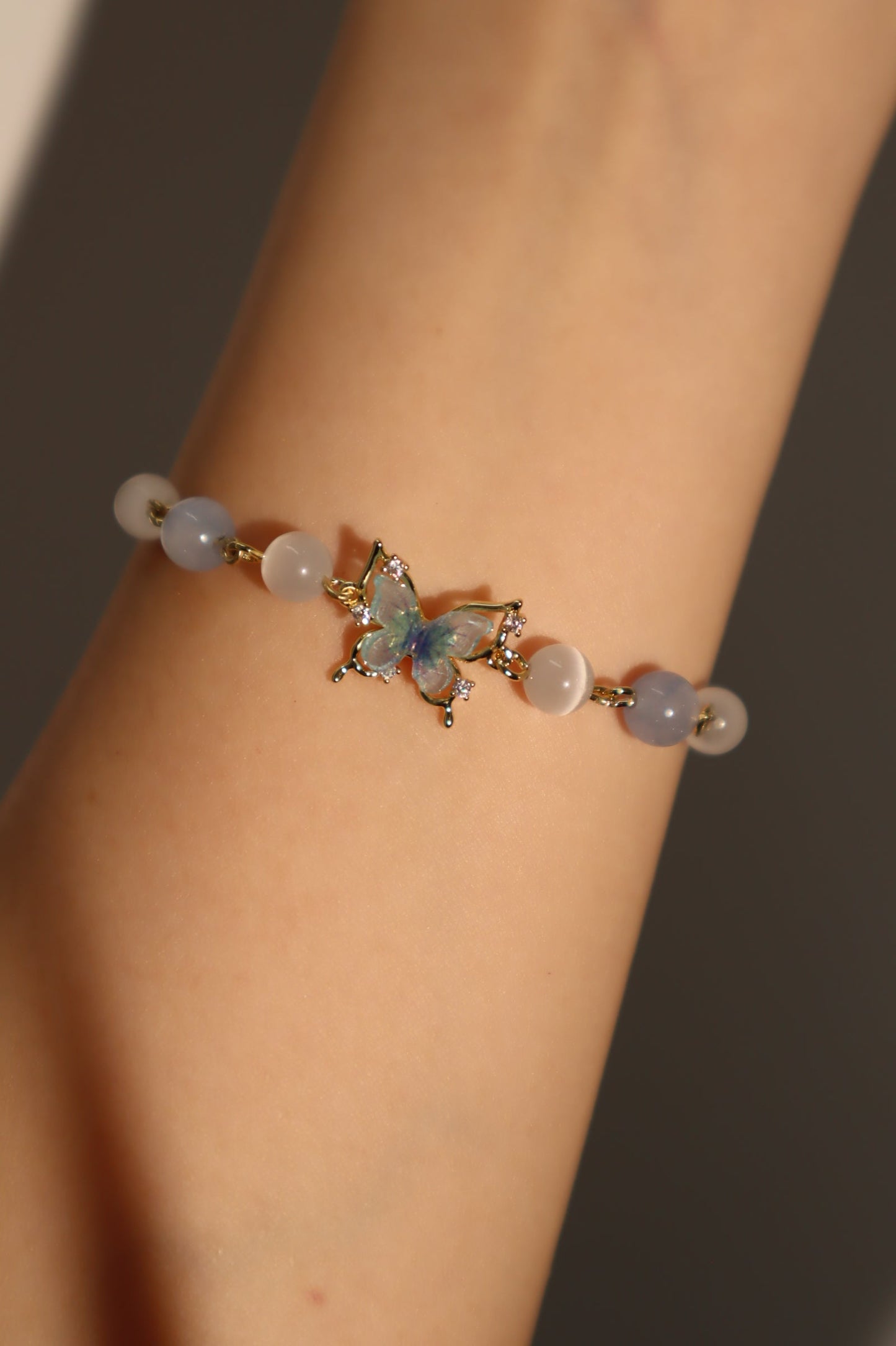 Pulsera con piedra de luna de mariposa azul