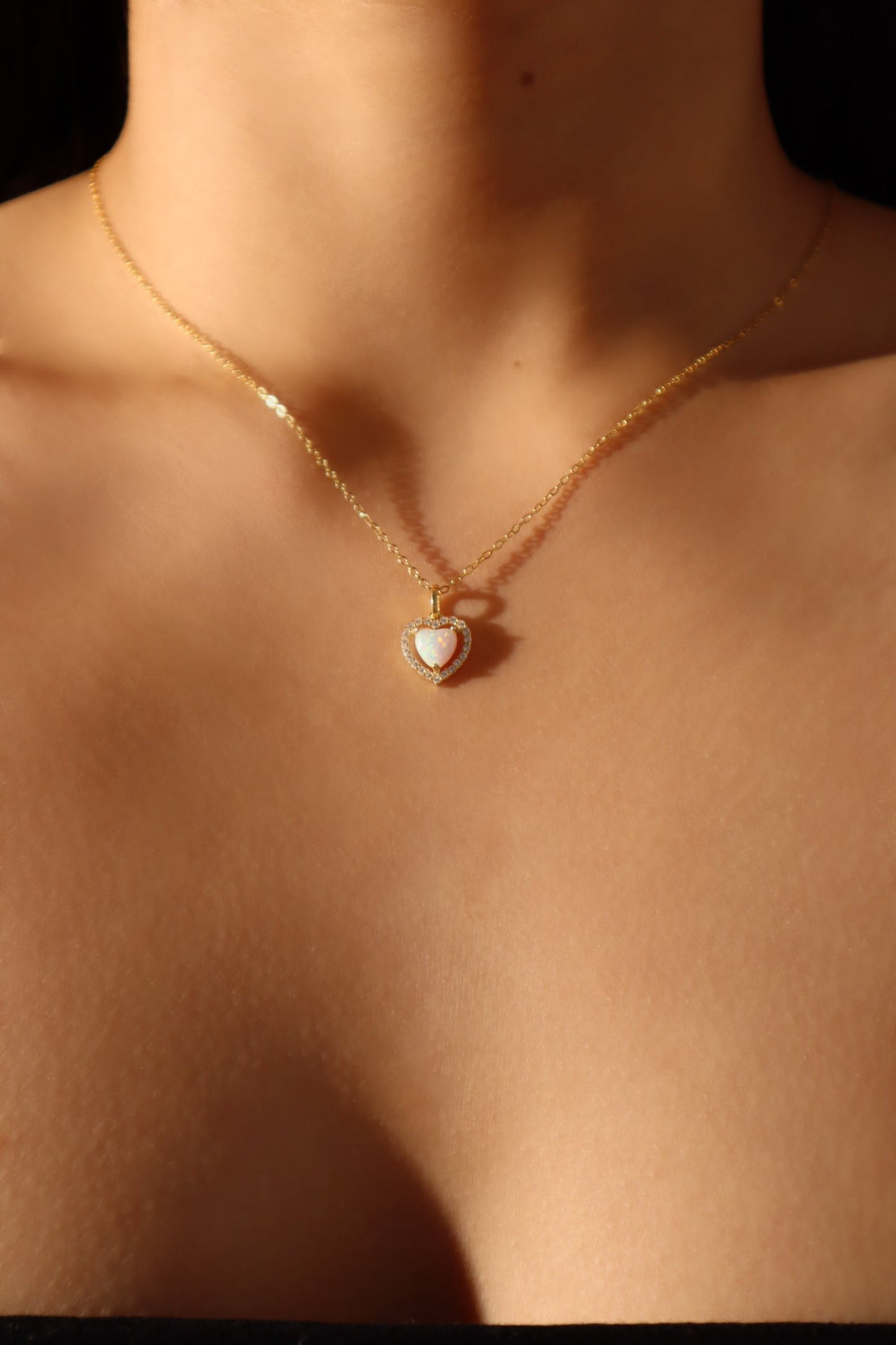 Collar en forma de corazón de ópalo blanco en vermeil