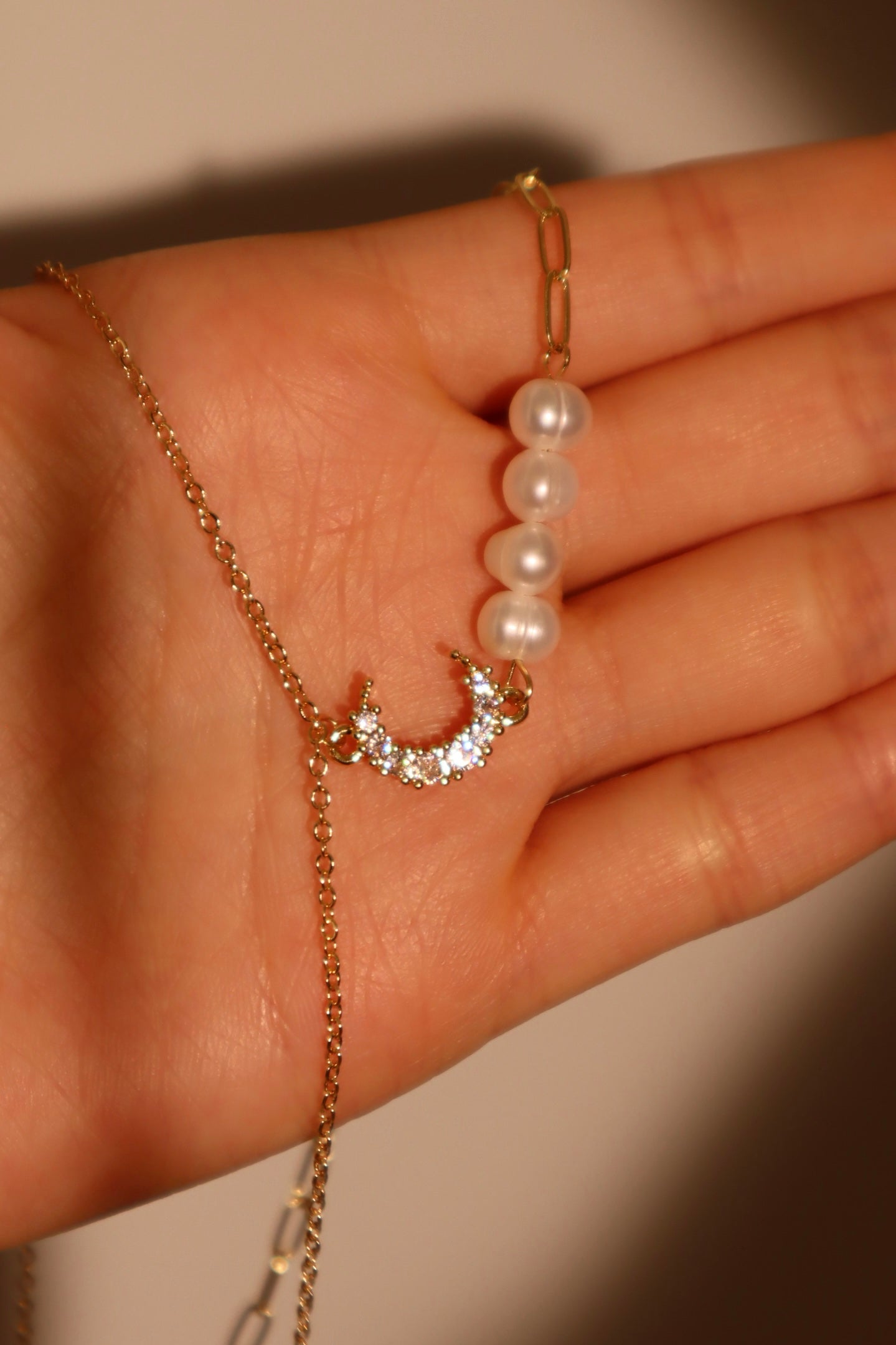 Collar de perlas, luna y estrella