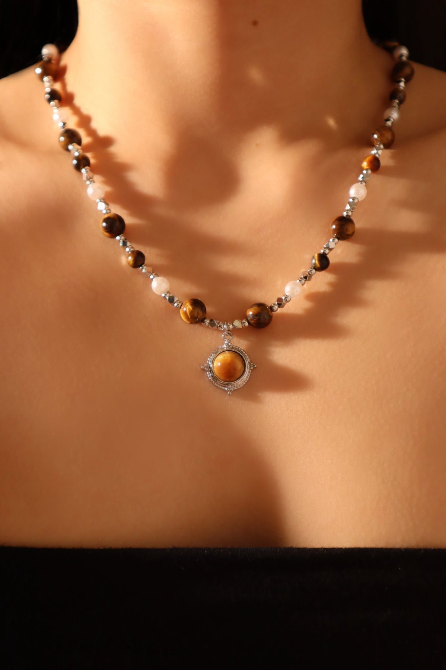 Collar con estrella de perlas marrones de tigerita