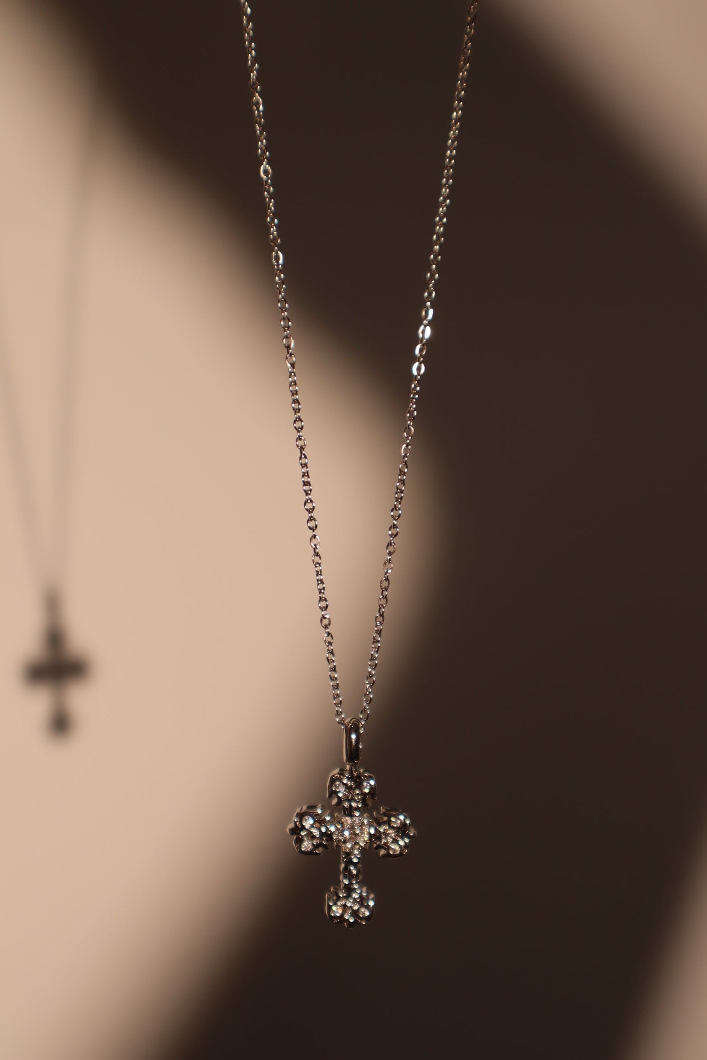 Collar con cruz ardiente de diamantes