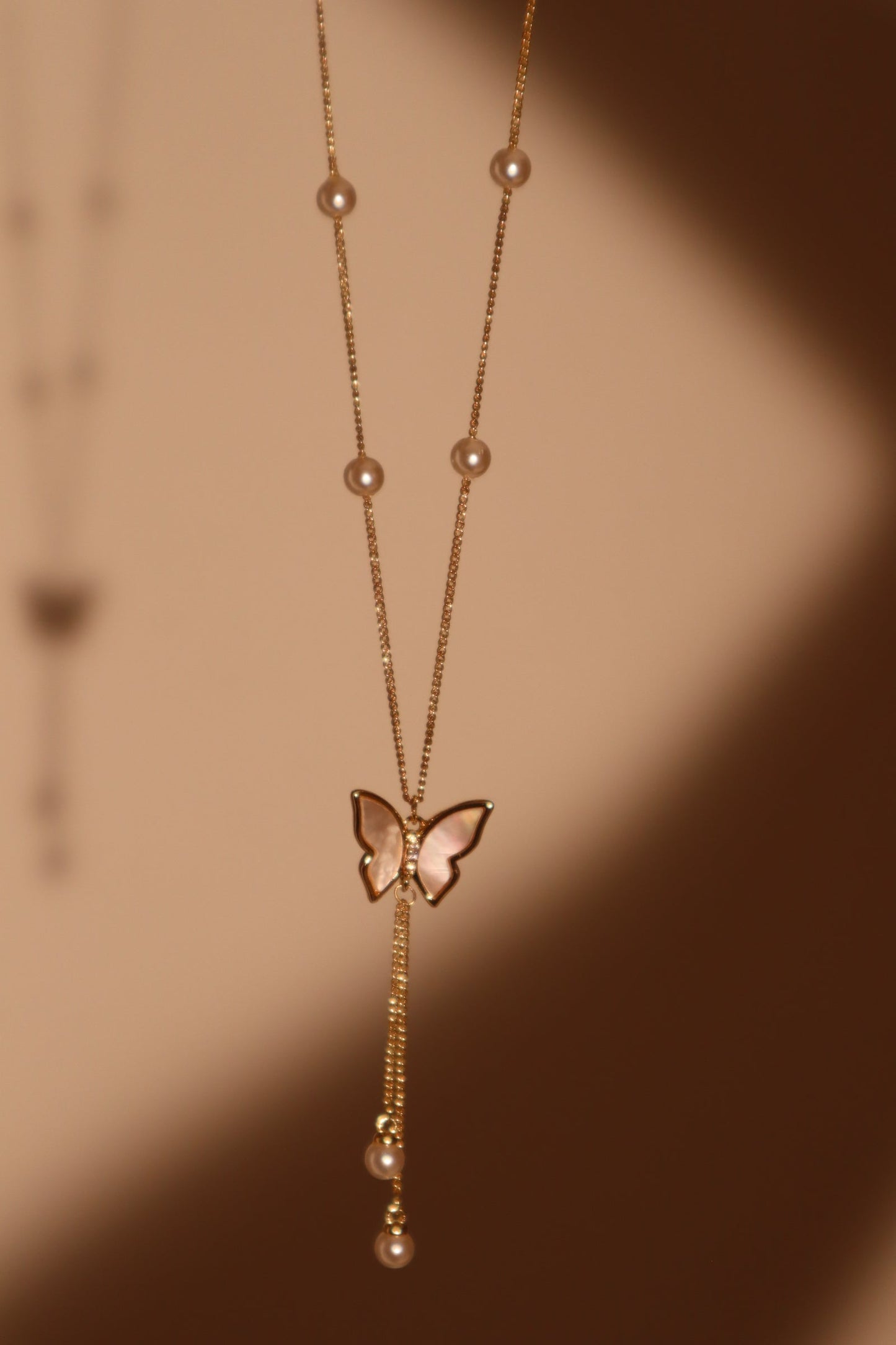 Collar de perlas en forma de mariposa