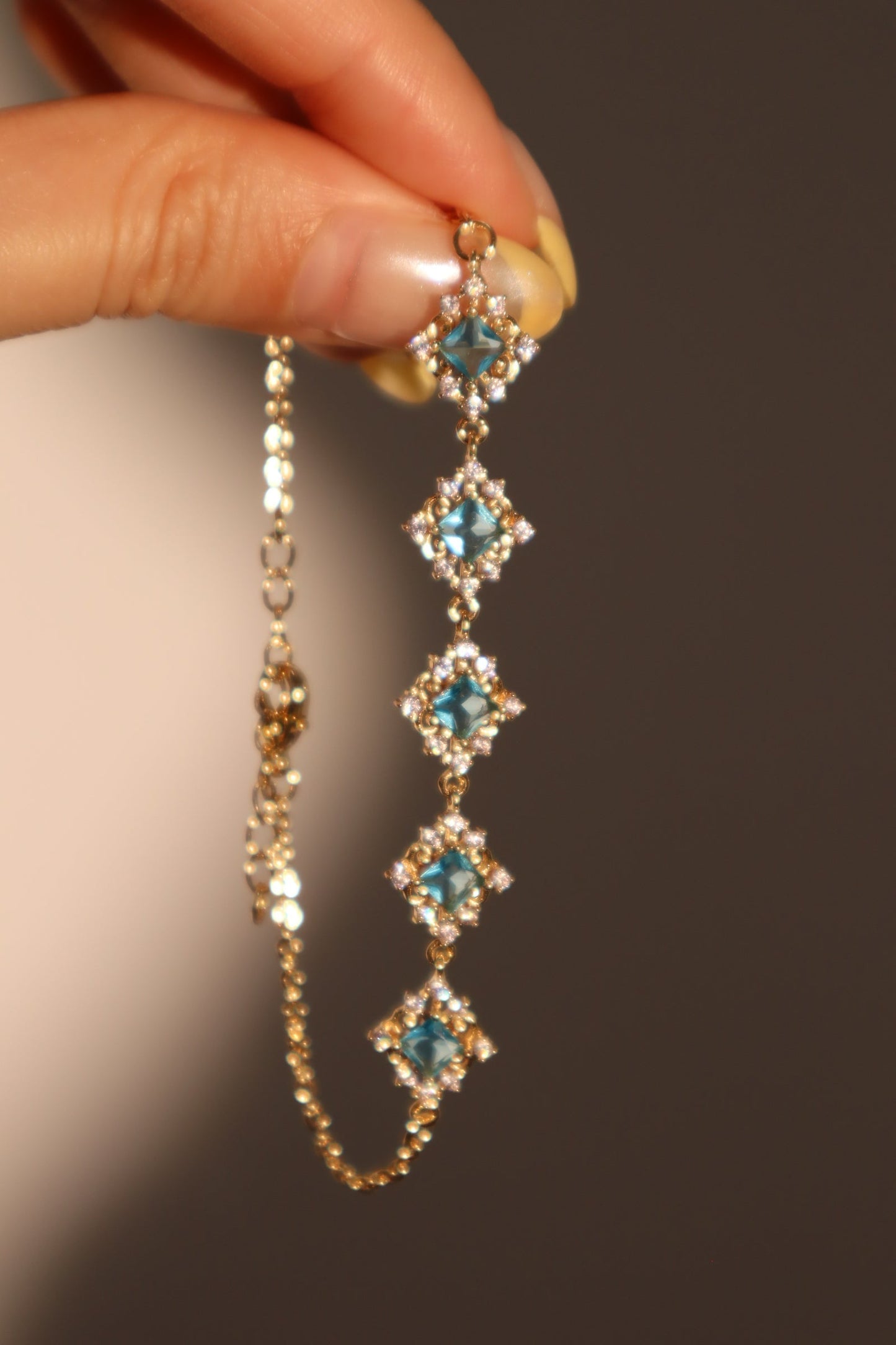 Pulsera de encaje con gemas azules