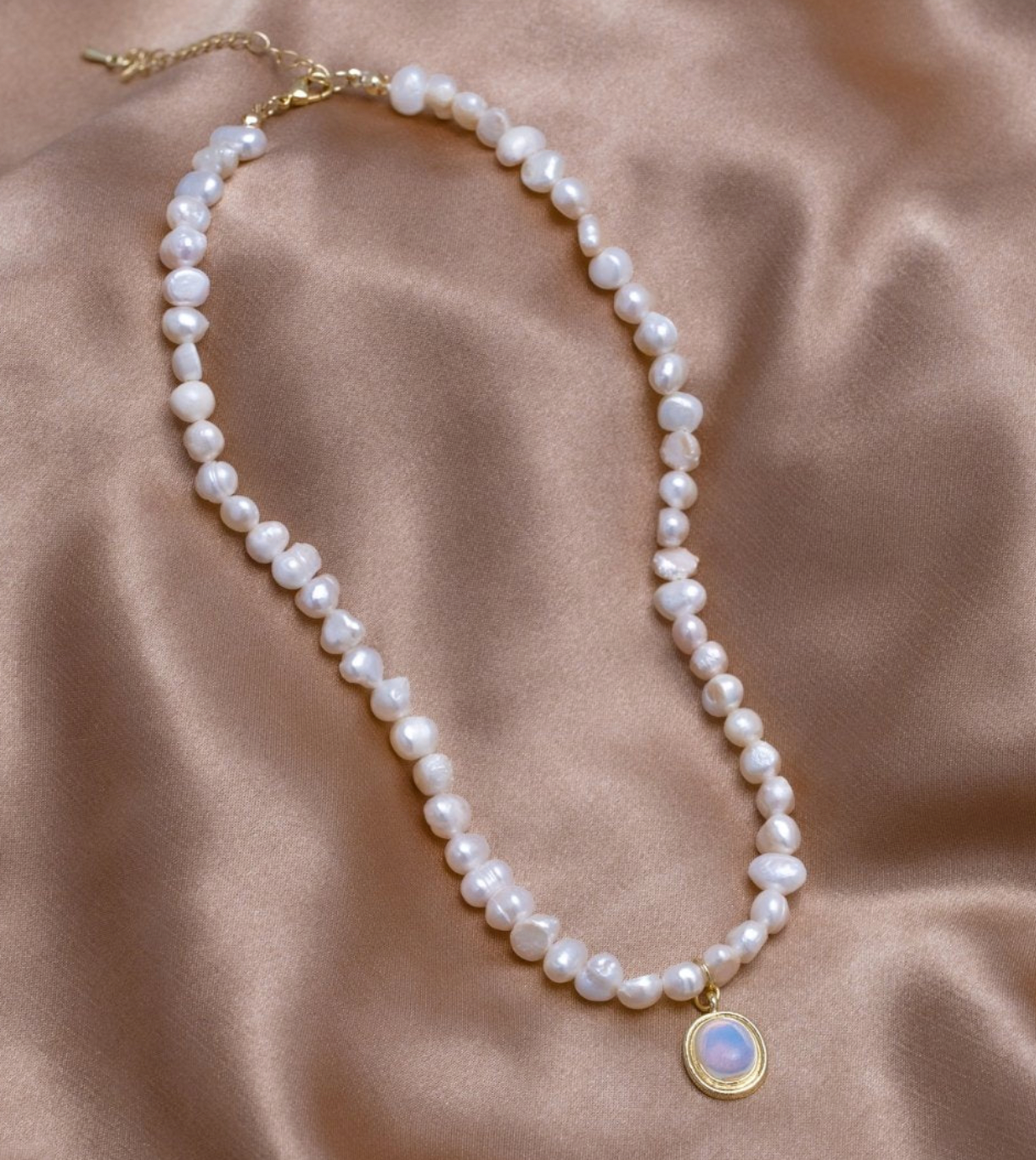 Collar de Perlas con Piedra de Luna en Oro