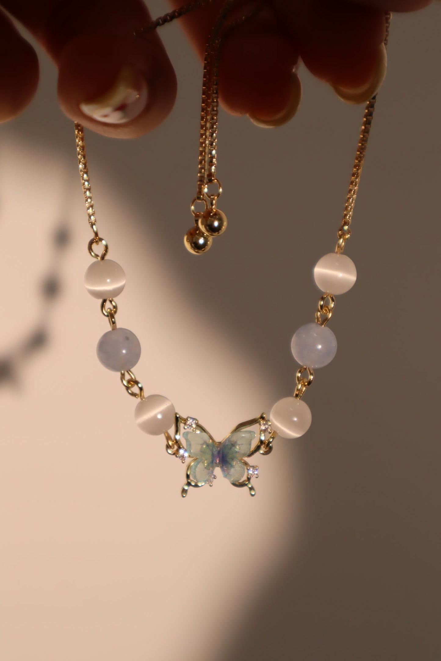 Pulsera con piedra de luna de mariposa azul