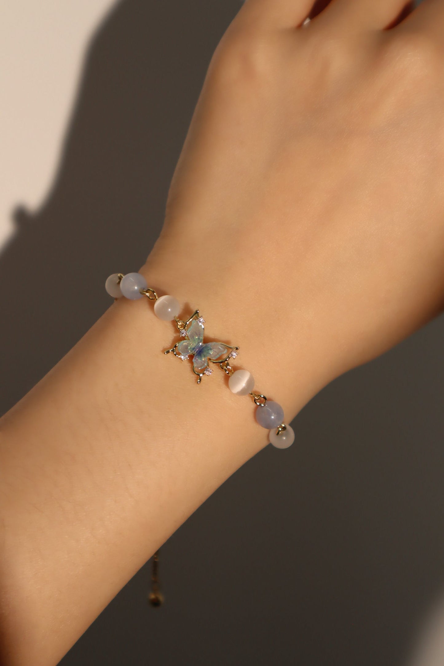 Pulsera con piedra de luna de mariposa azul