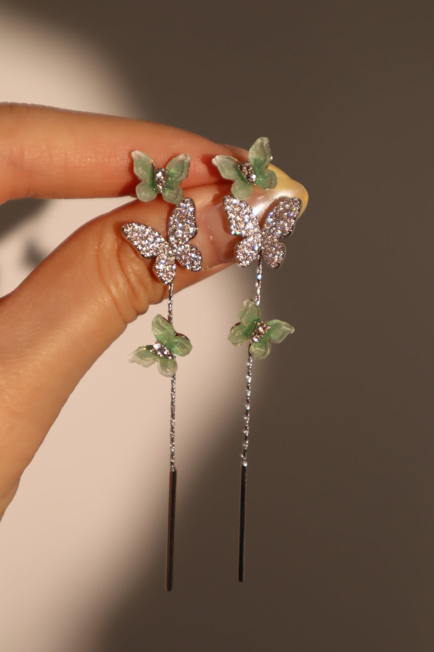 Aretes de mariposa verdes con diamantes