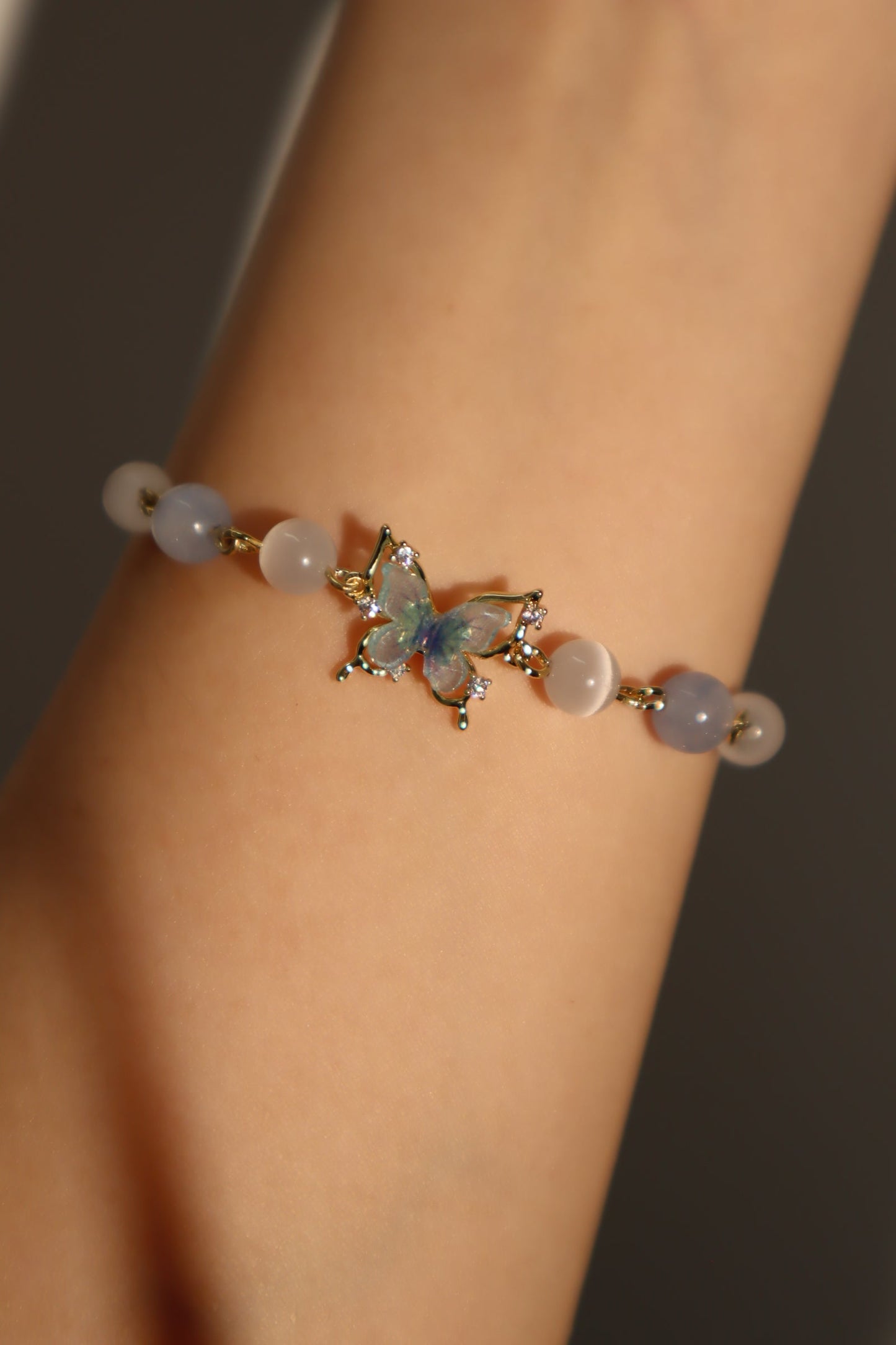 Pulsera con piedra de luna de mariposa azul