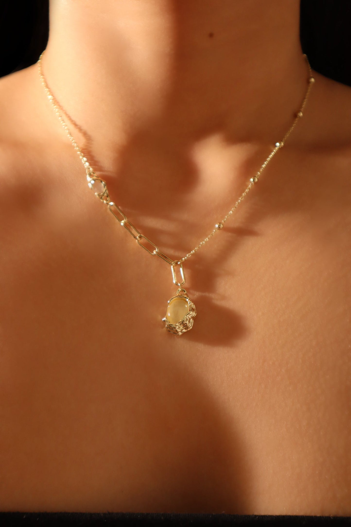 Collar con gota de ópalo