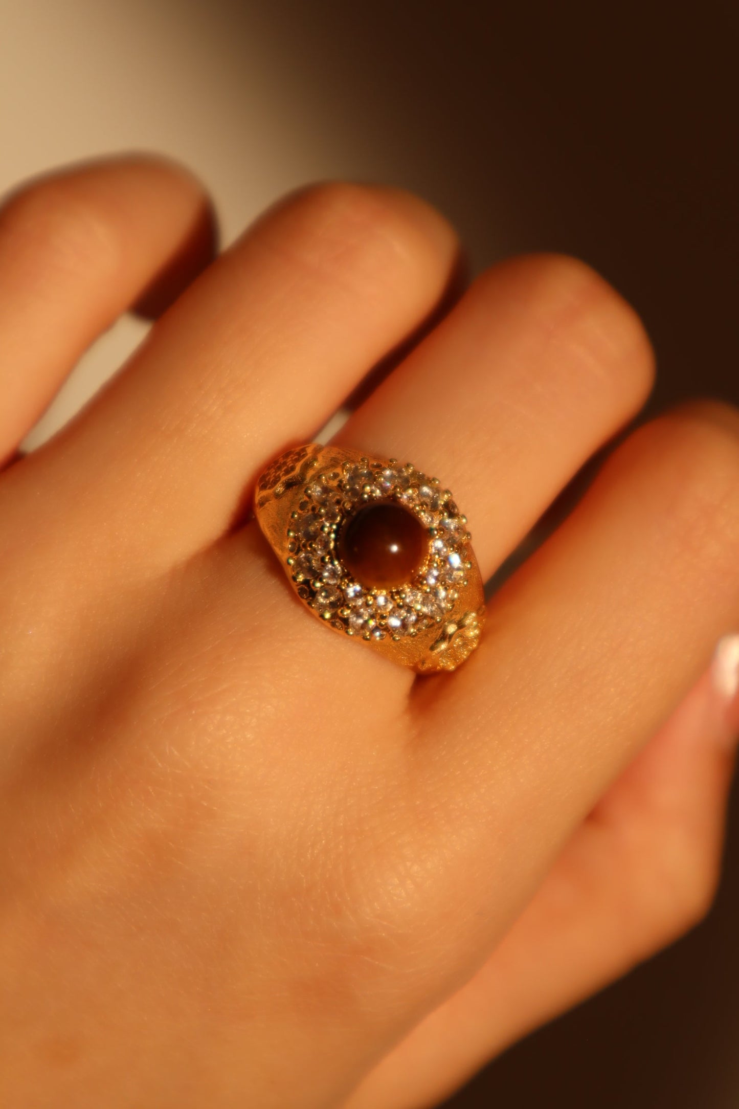 Anillo con gema de tigerita marrón
