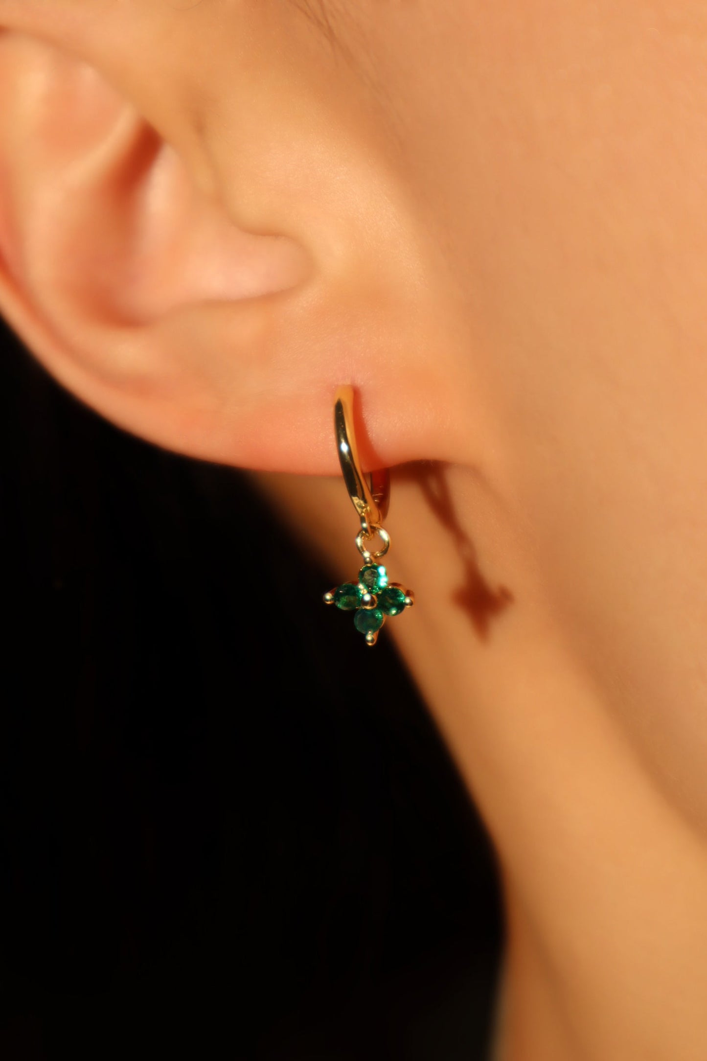 Aretes de aro con hoja de la suerte verde