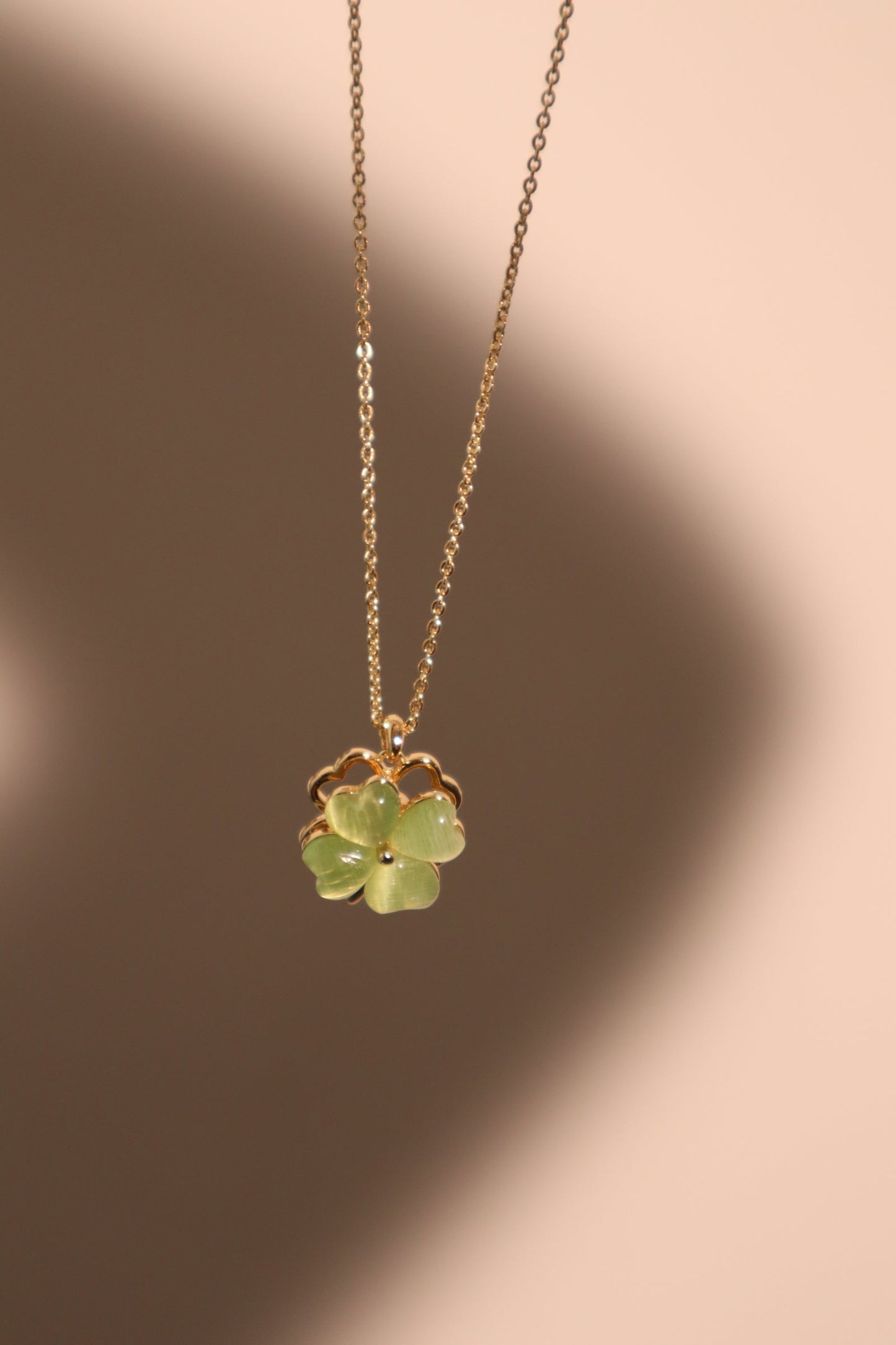 Collar con trébol de jade giratorio