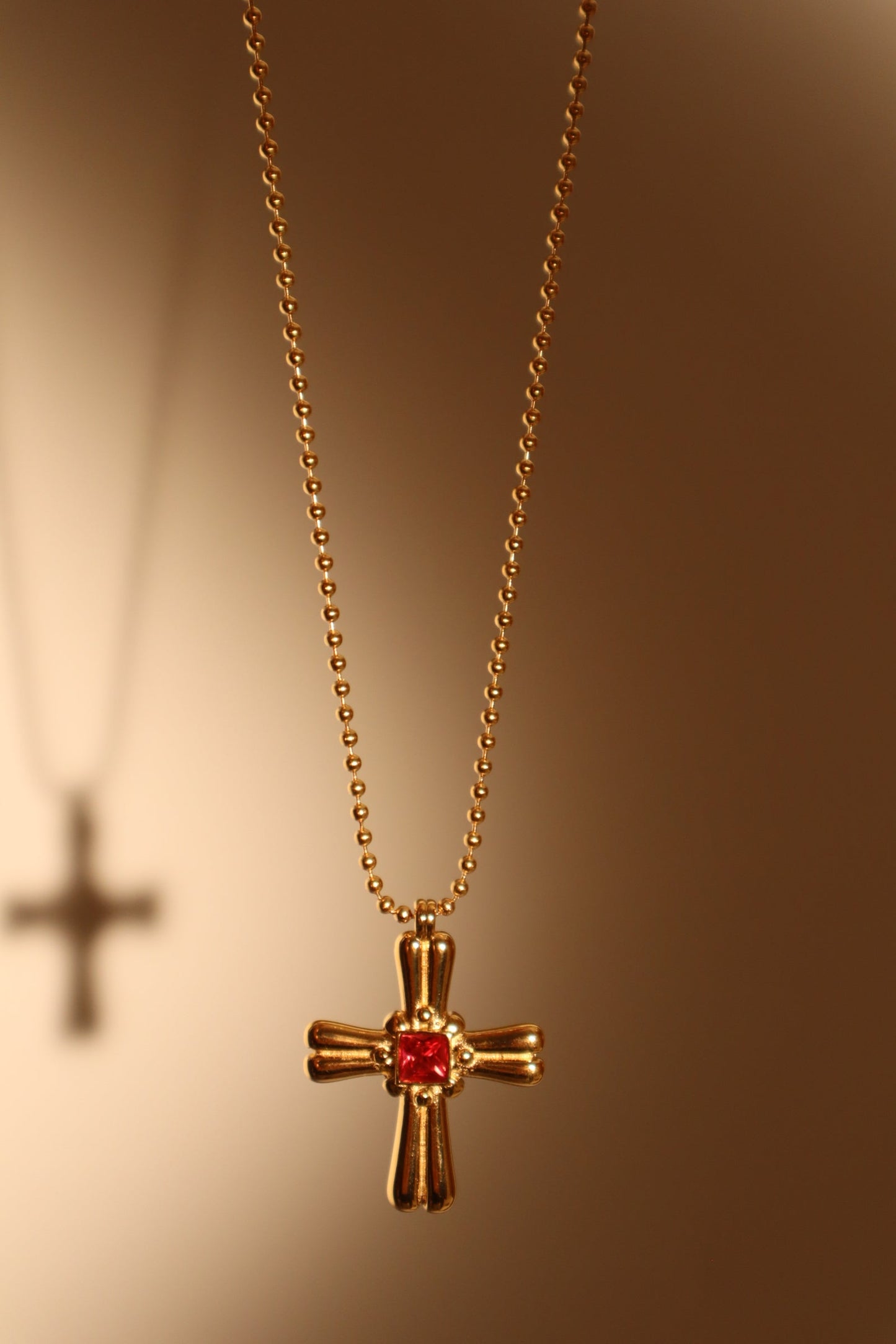 Collar con cruz de acero inoxidable y gema roja