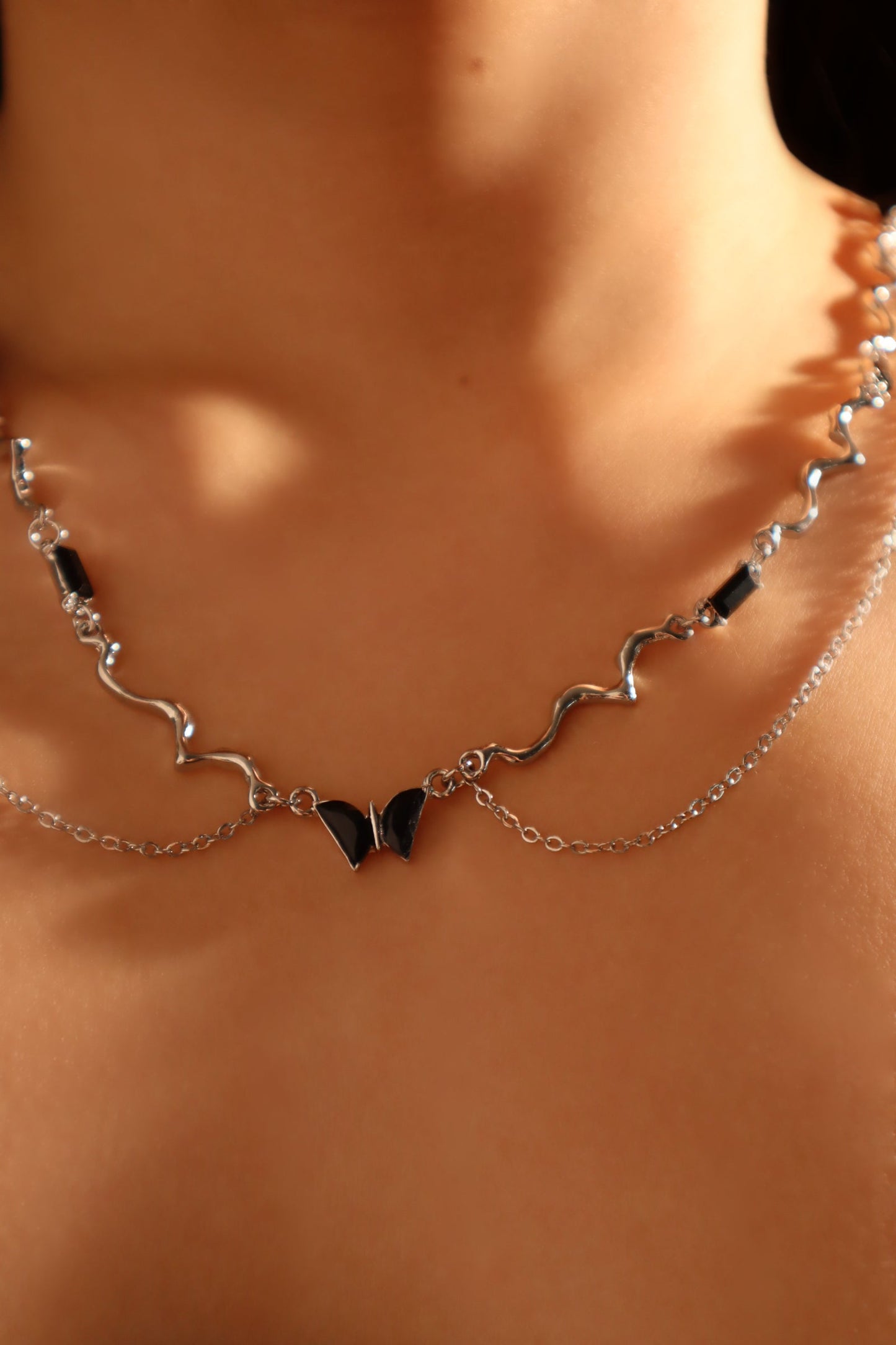 Collar con mariposa y gema negra