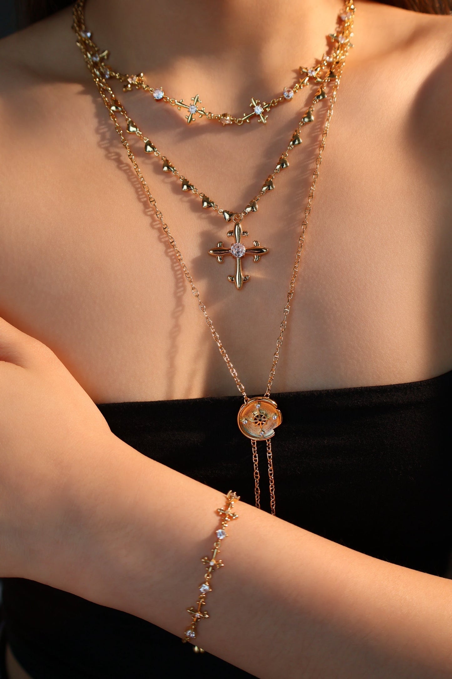 Pulsera con cruz de múltiples diamantes