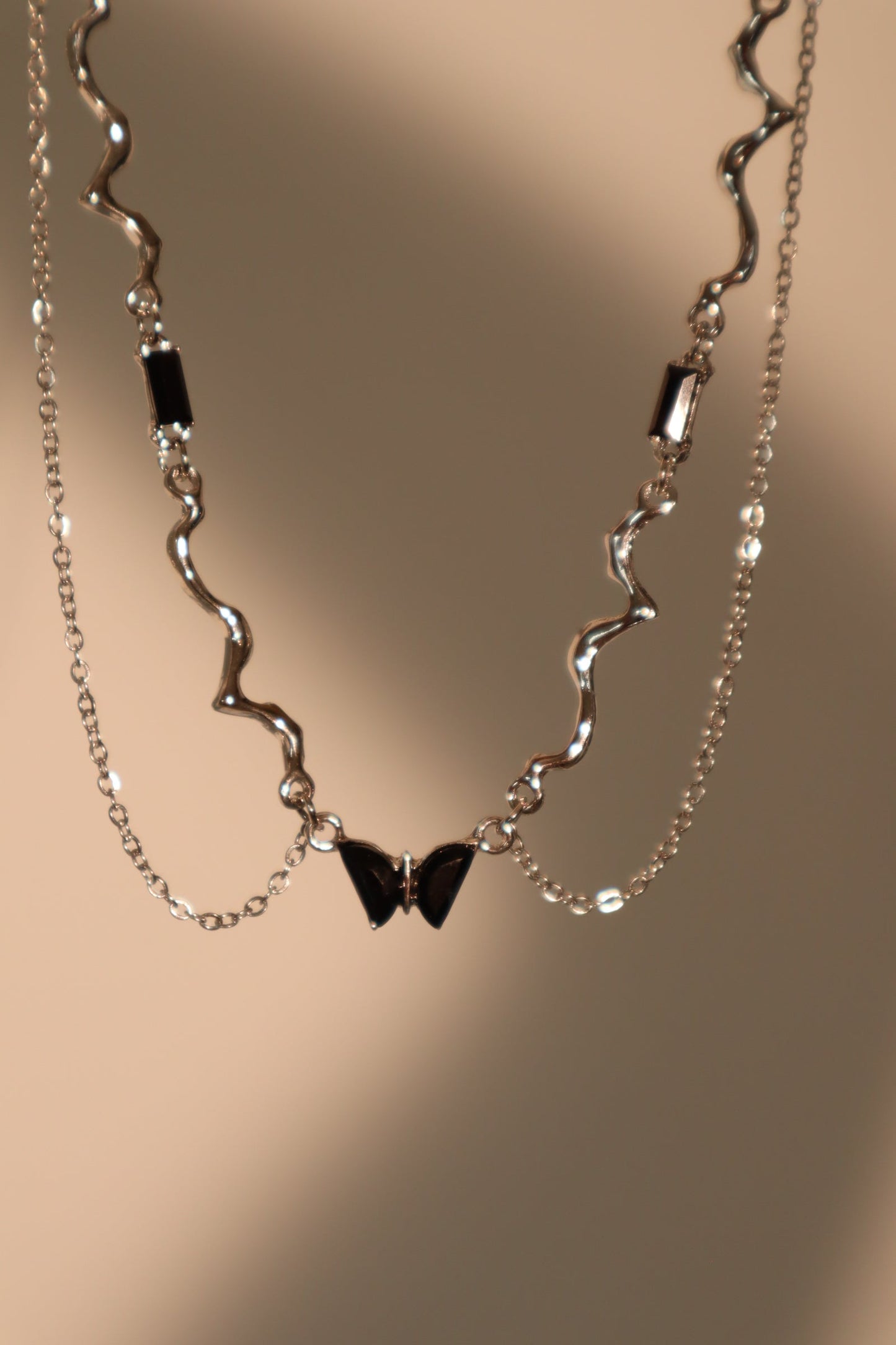 Collar con mariposa y gema negra
