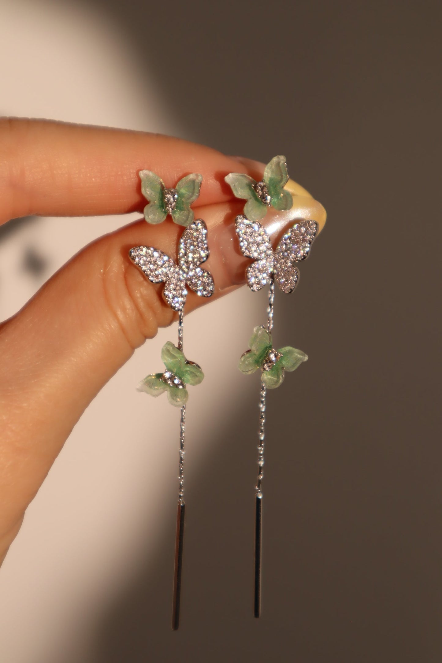 Aretes de mariposa verdes con diamantes