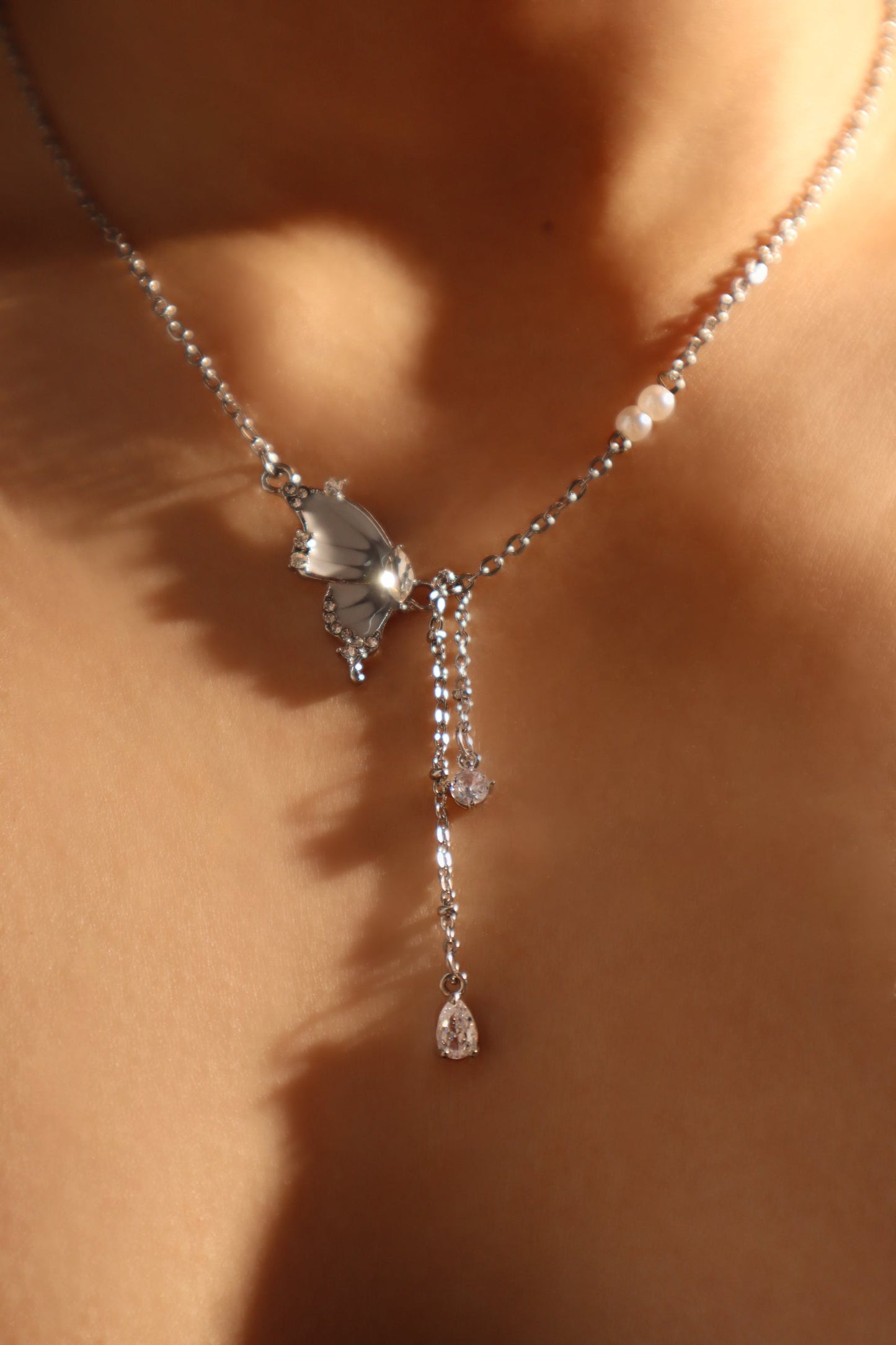 Collar de perlas con mariposa y diamantes