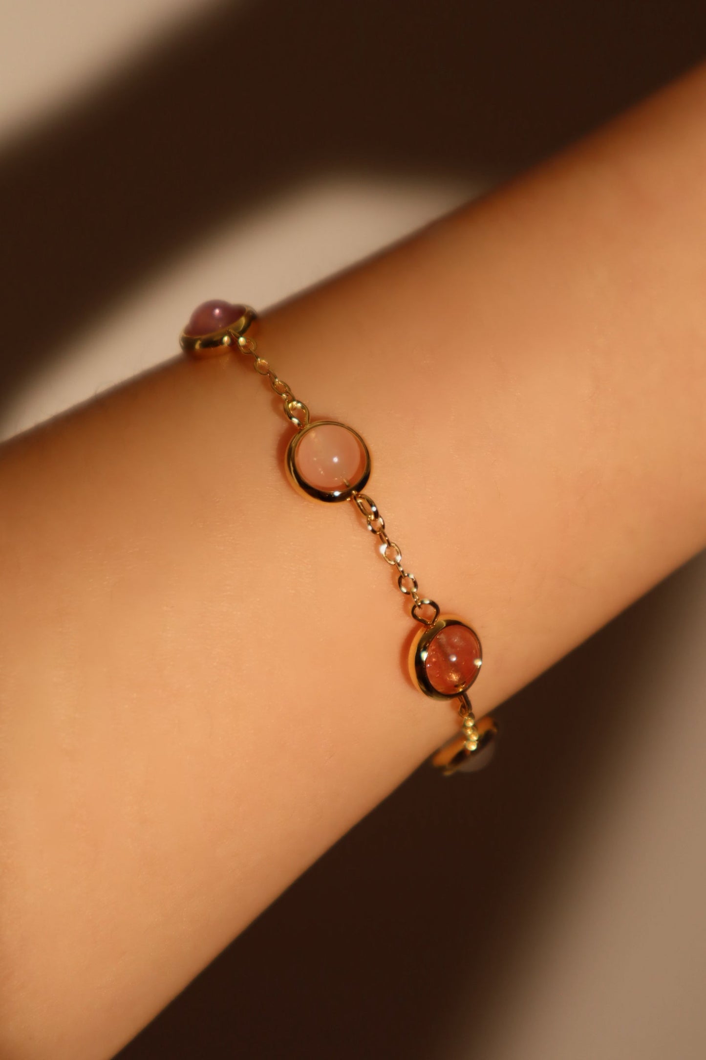Pulsera con piedras de luna multicolores
