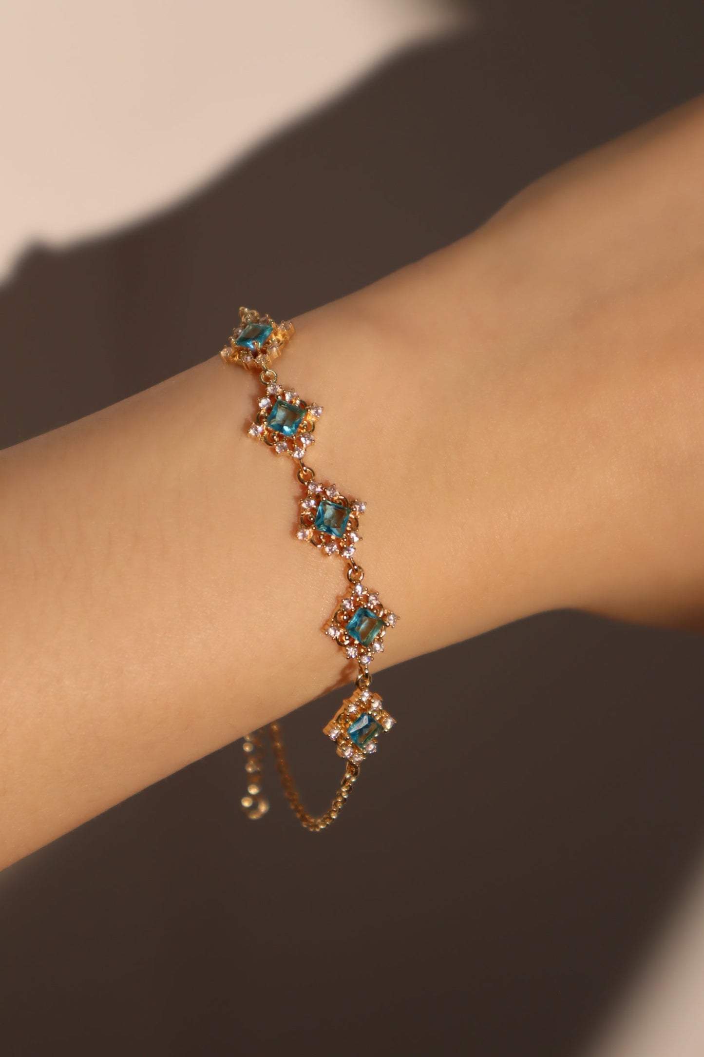 Pulsera de encaje con gemas azules