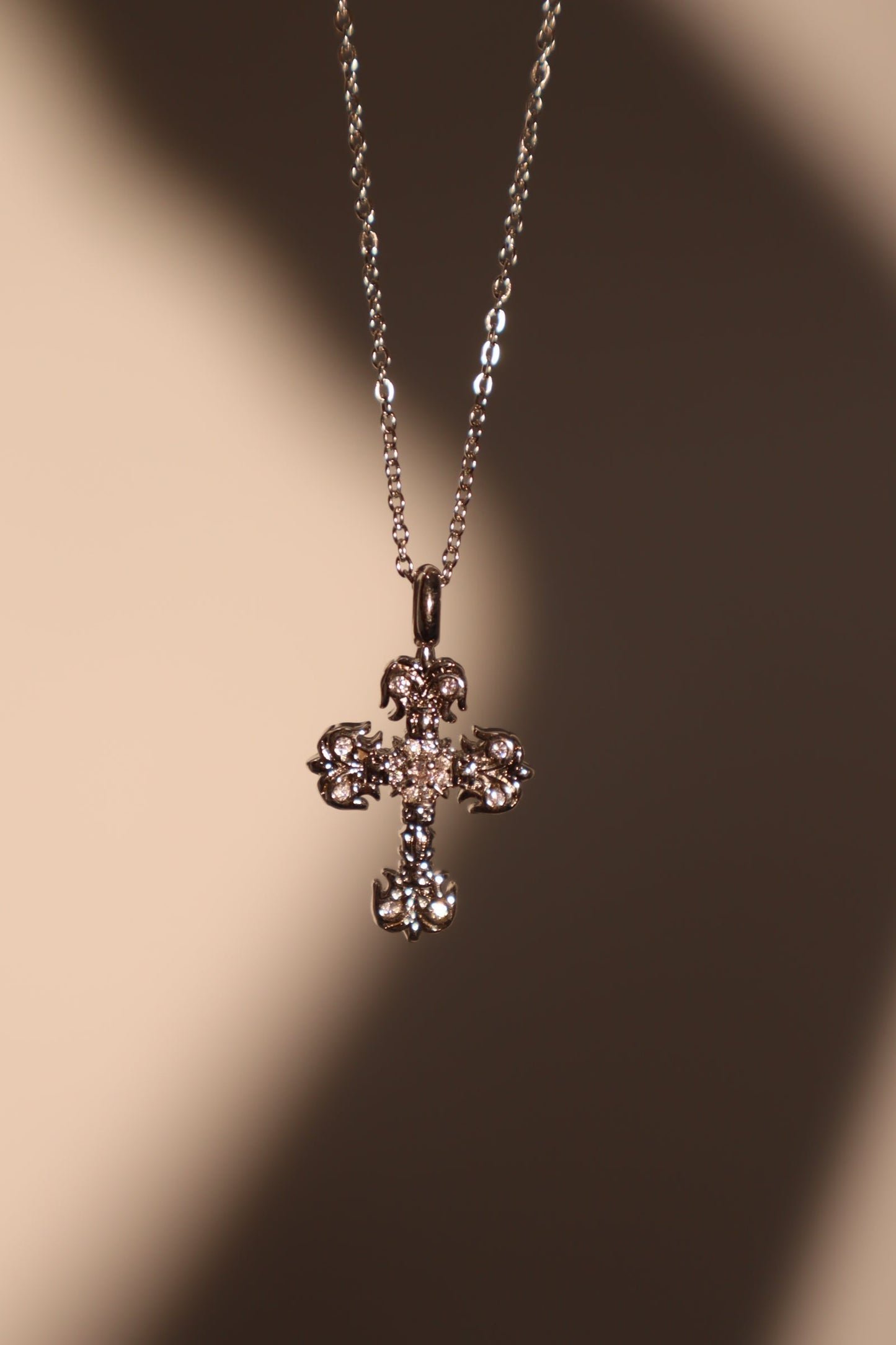 Collar con cruz ardiente de diamantes