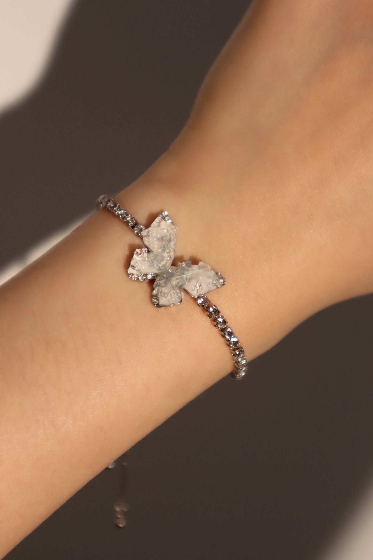 Pulsera con mariposa de cristal azul
