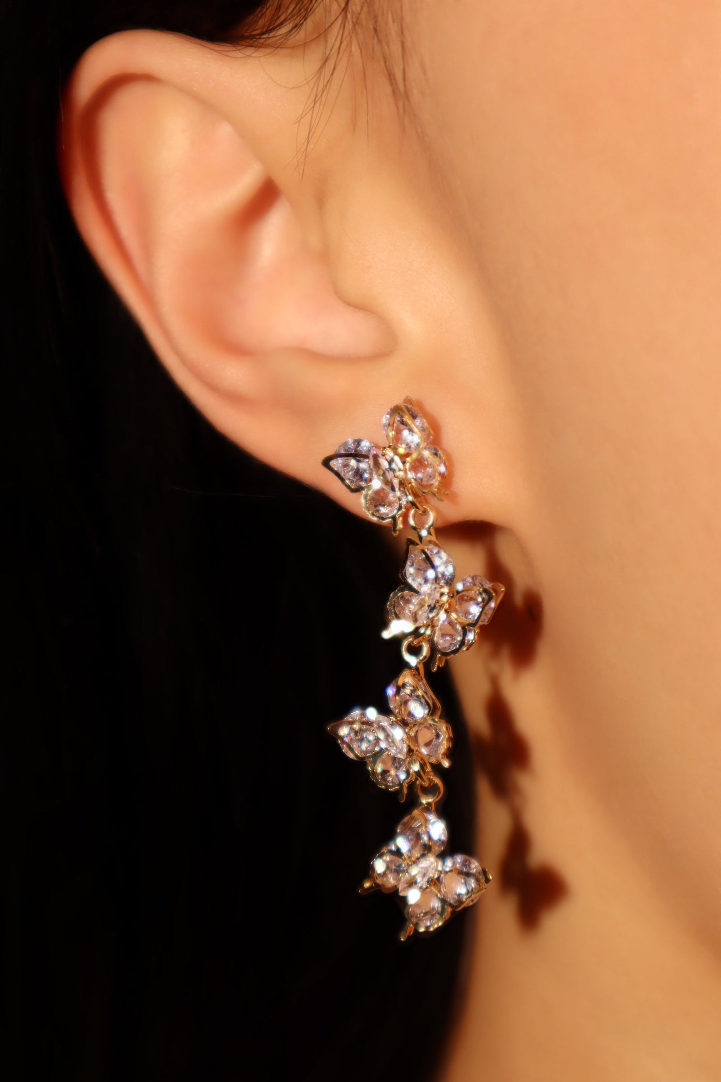 Aretes colgantes con forma de mariposa y diamantes