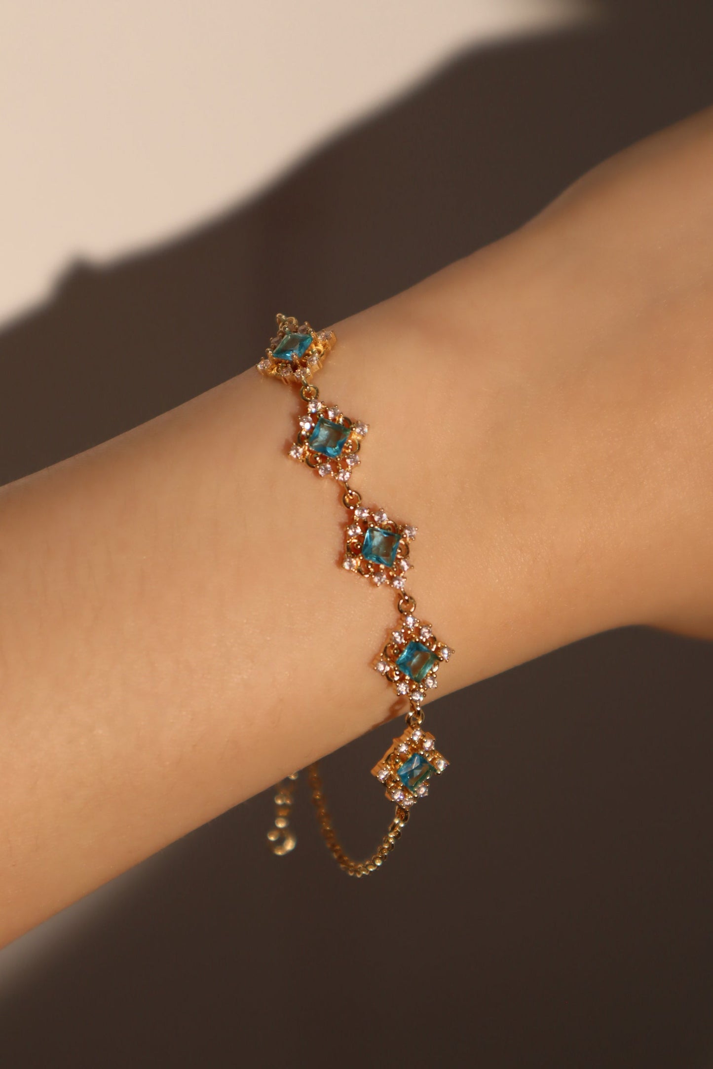 Pulsera de encaje con gemas azules