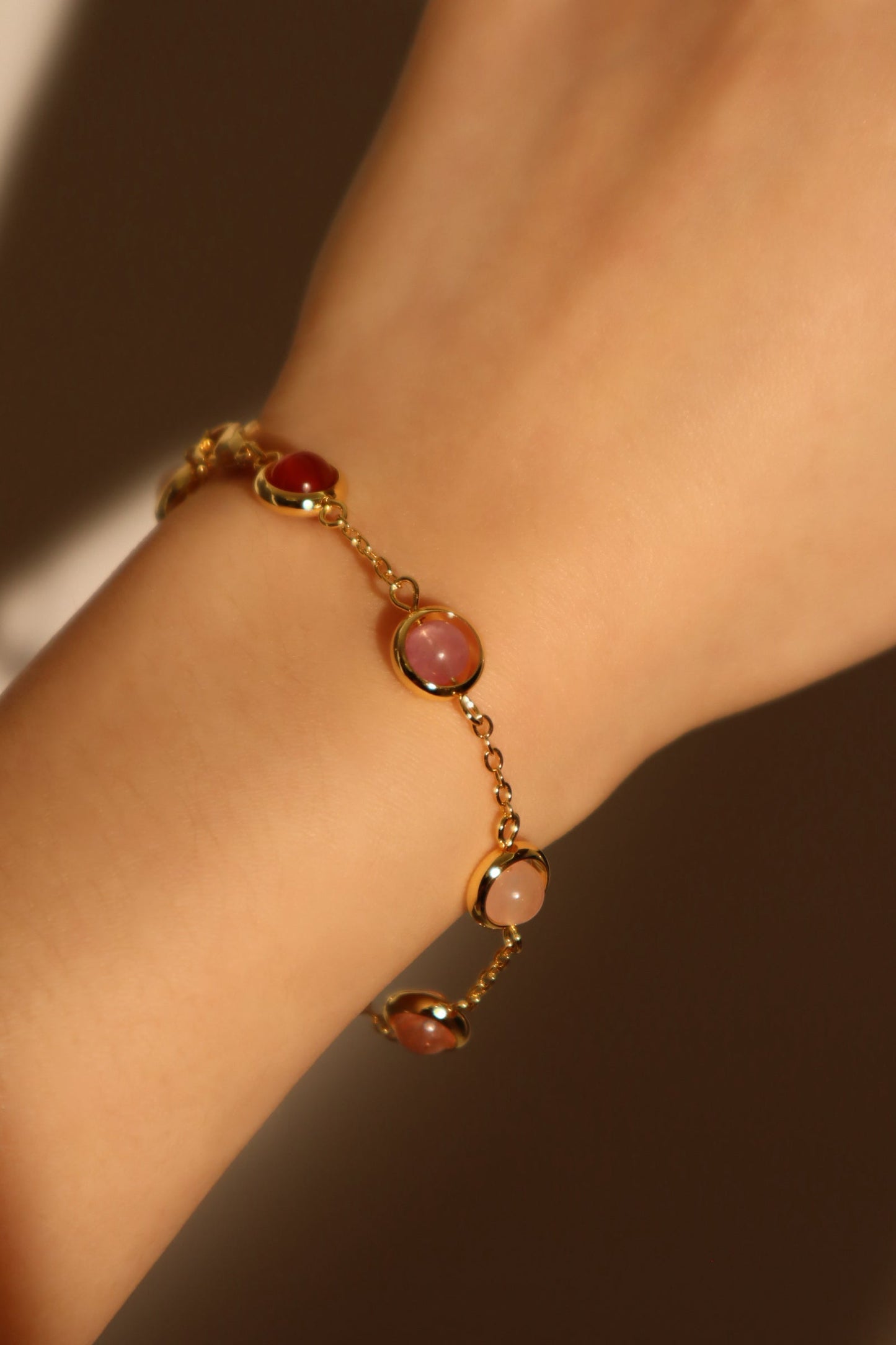 Pulsera con piedras de luna multicolores